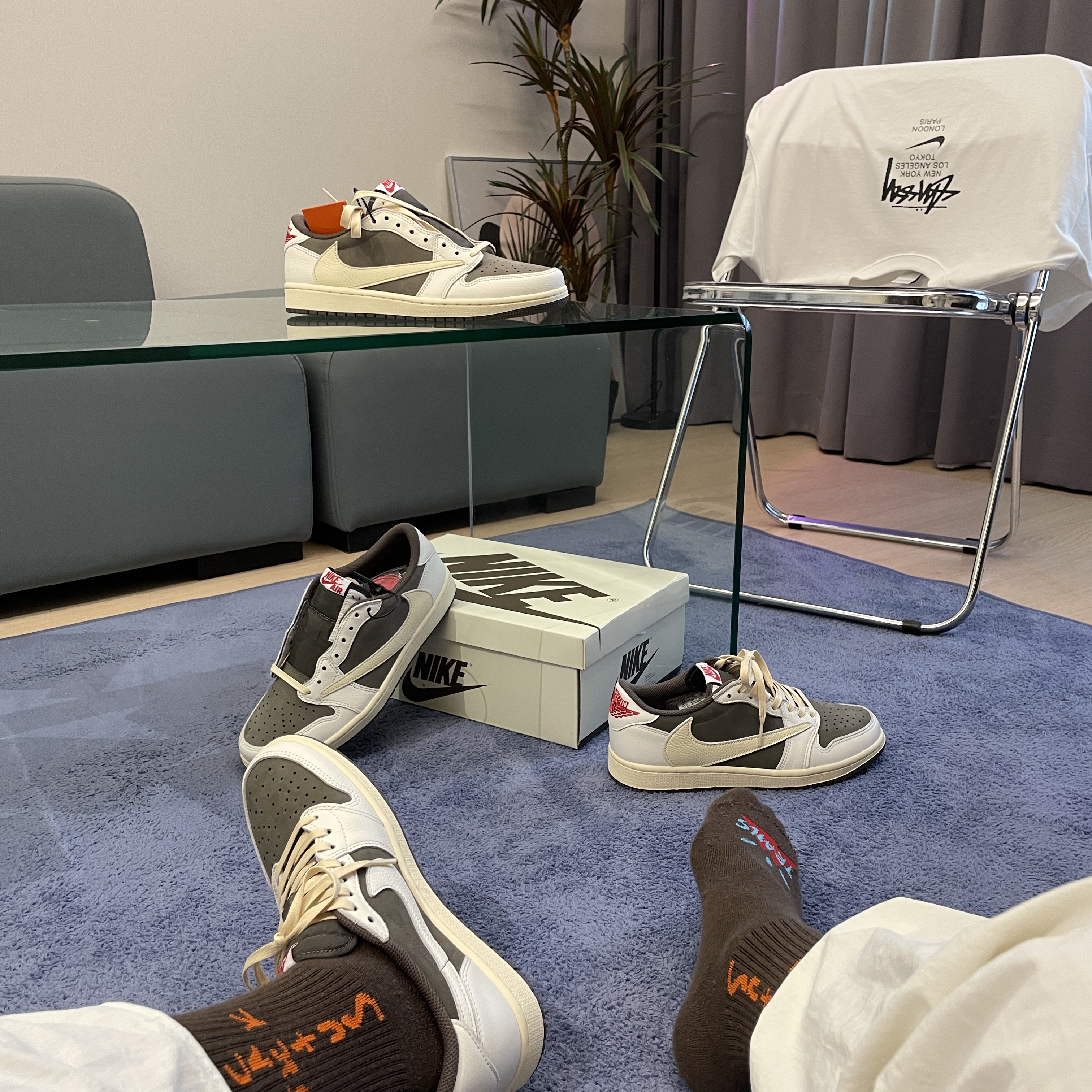 Jordan 1 x Travis Scott Retro Low OG SP Sail and Ridgerock, Nike x Stussy WT T-Shirt White - US/EU 착용 스타일 - 1