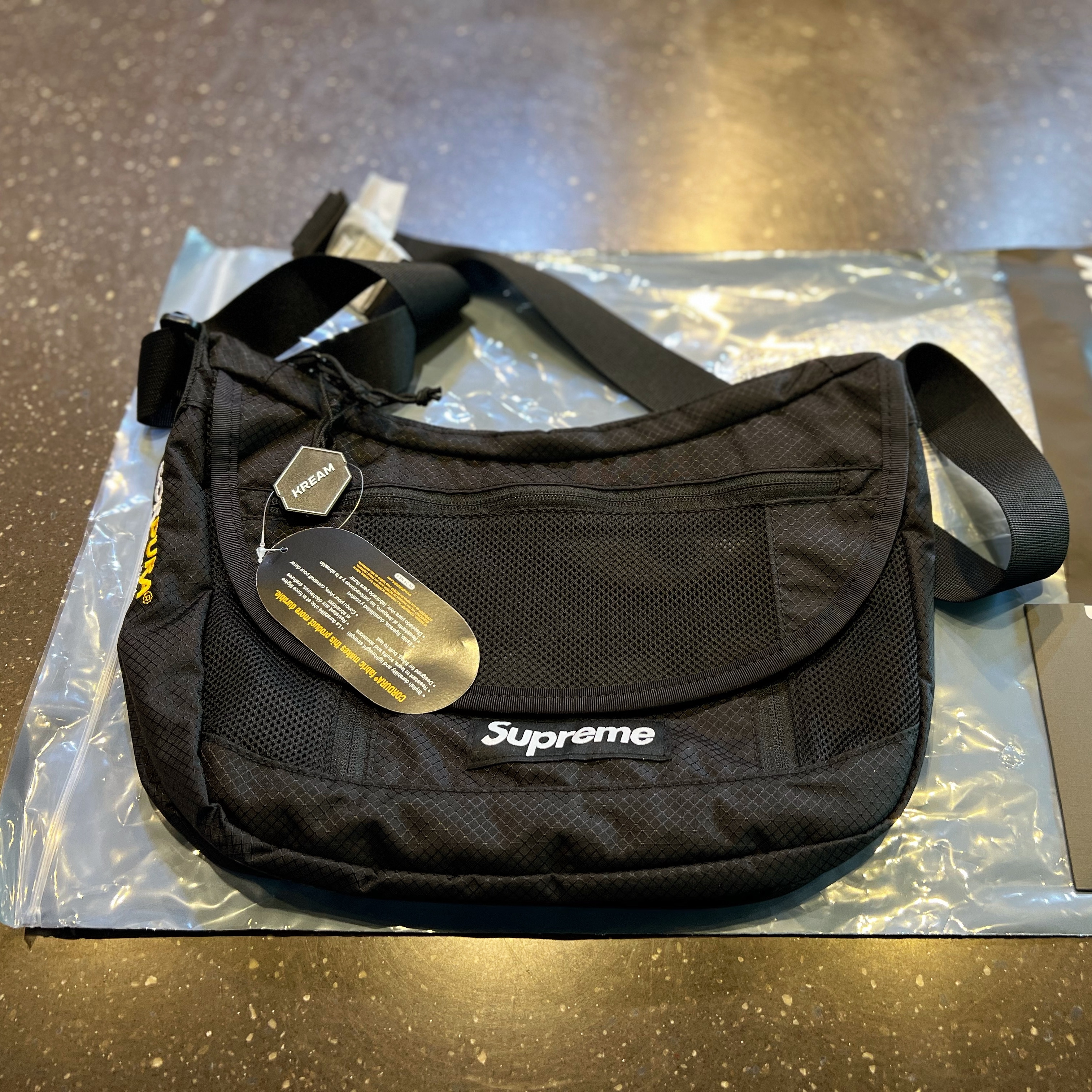 Supreme Small Messenger Bag Black - 22SS 착용 스타일