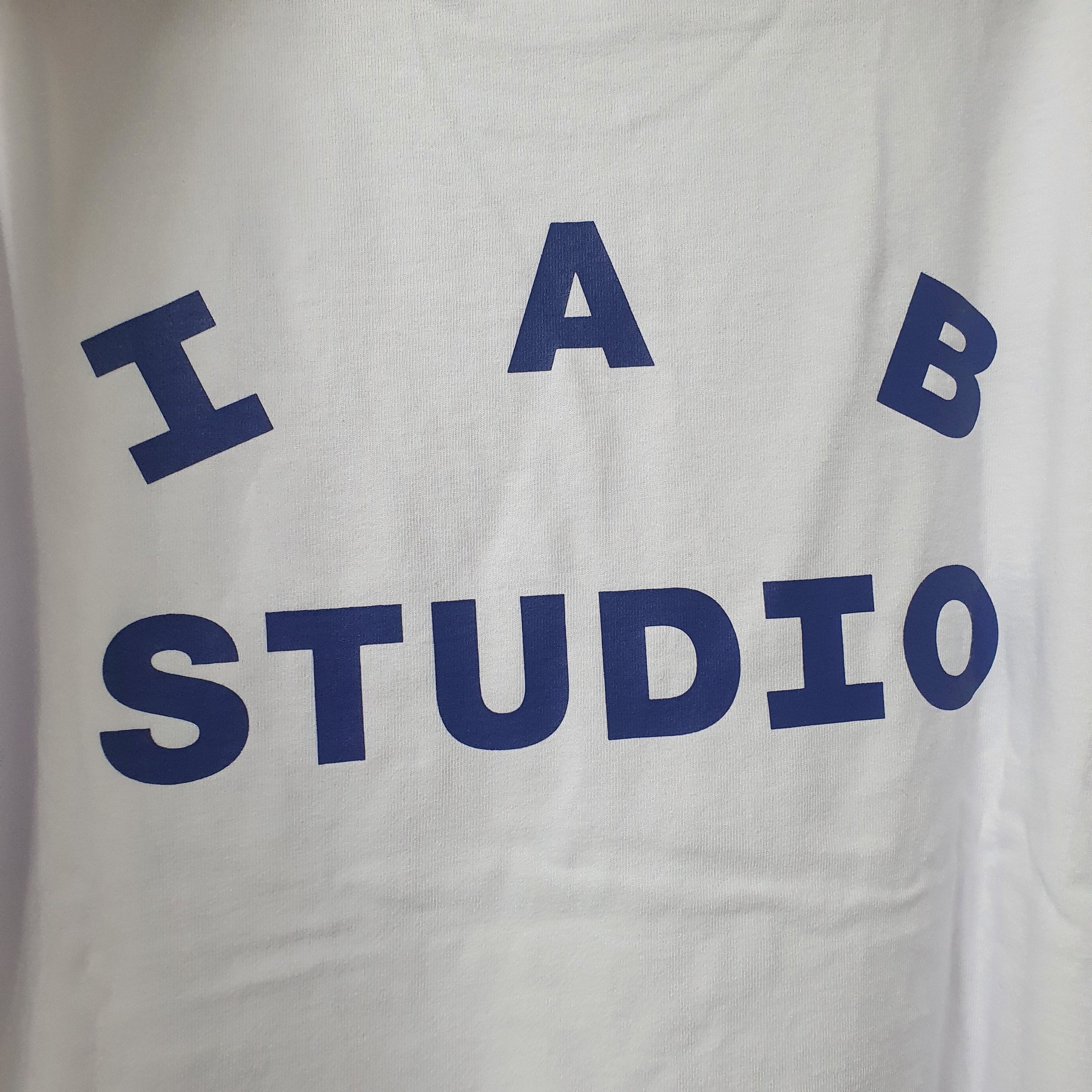 IAB Studio T-Shirt White Navy - 22FW 착용 스타일 - 1
