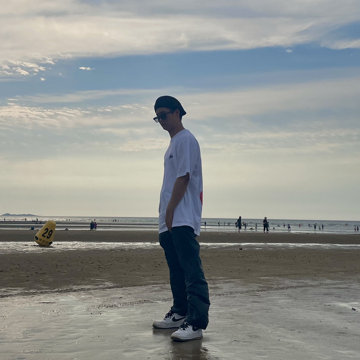 Stussy Fuzzy Dice T-Shirt White 착용 스타일