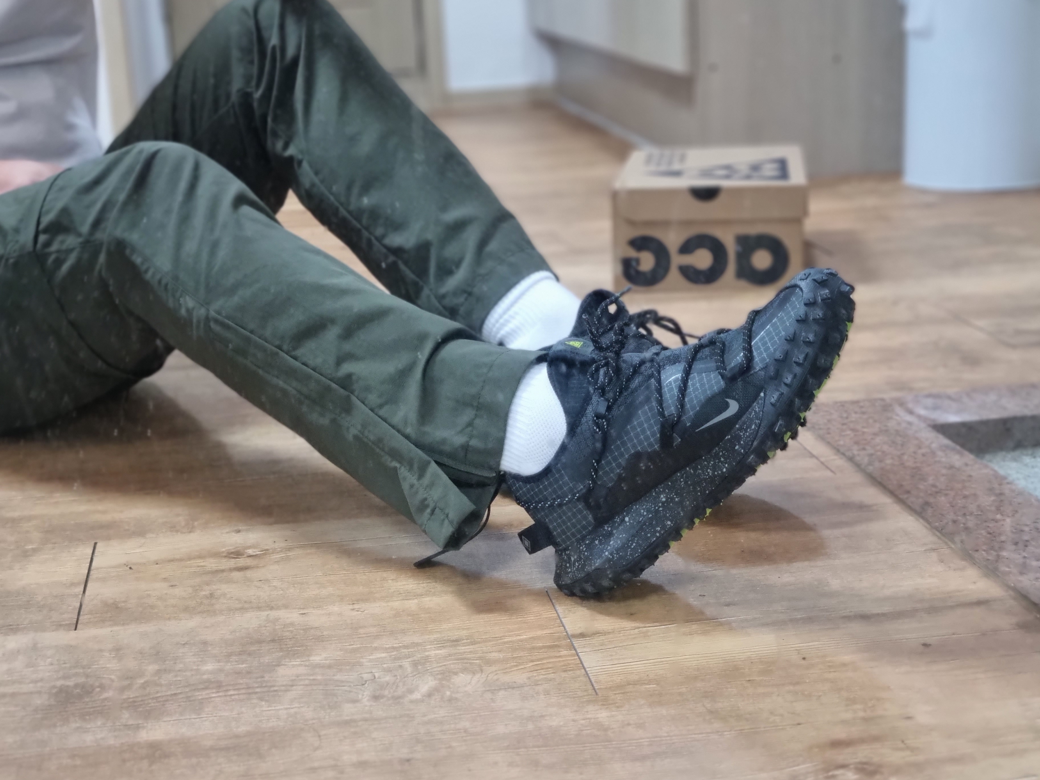 Nike ACG Mountain Fly Low Gore-Tex SE Dark Smoke Grey 착용 스타일 - 2