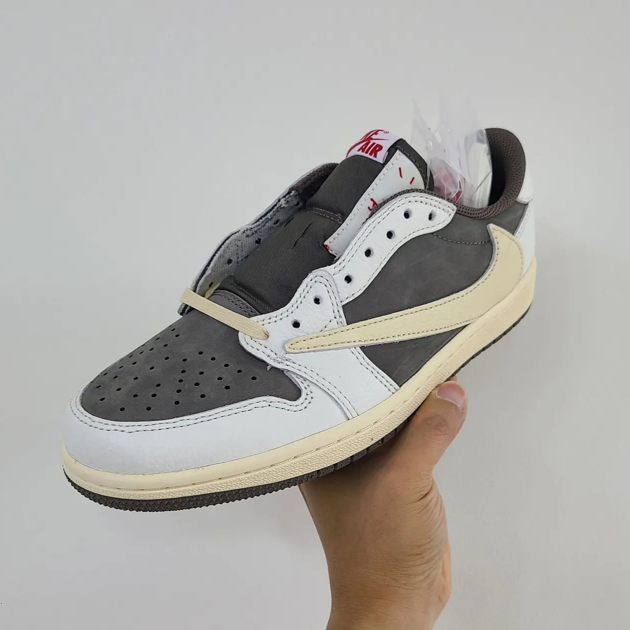 Jordan 1 x Travis Scott Retro Low OG SP Sail and Ridgerock 착용 스타일 - 1