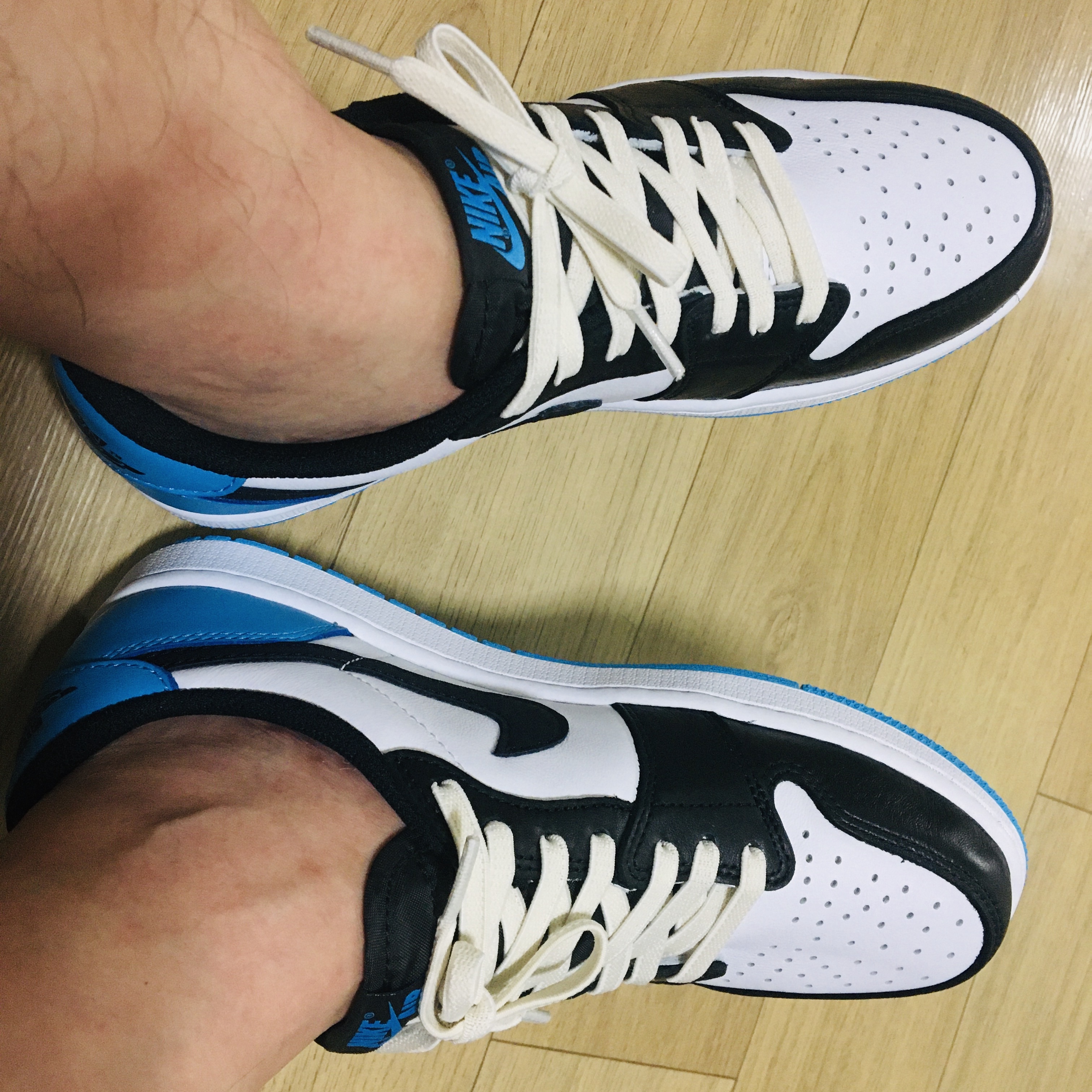 Jordan 1 Retro Low OG Black and Dark Powder Blue 착용 스타일 - 1