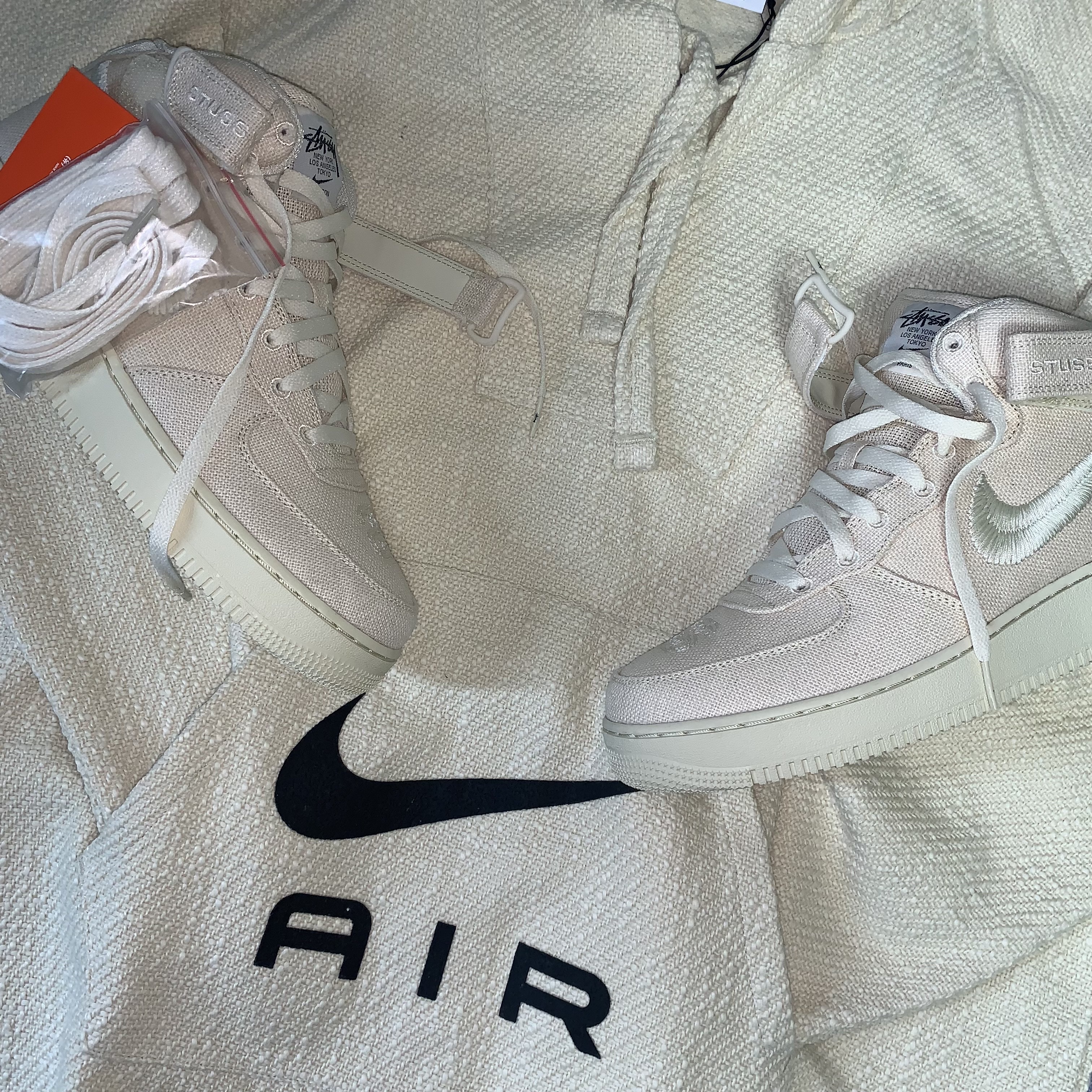 Nike x Stussy Air Force 1 '07 Mid SP Fossil, Nike x Stussy NRG Fleece Hemp Pullover Natural 착용 스타일 - 1