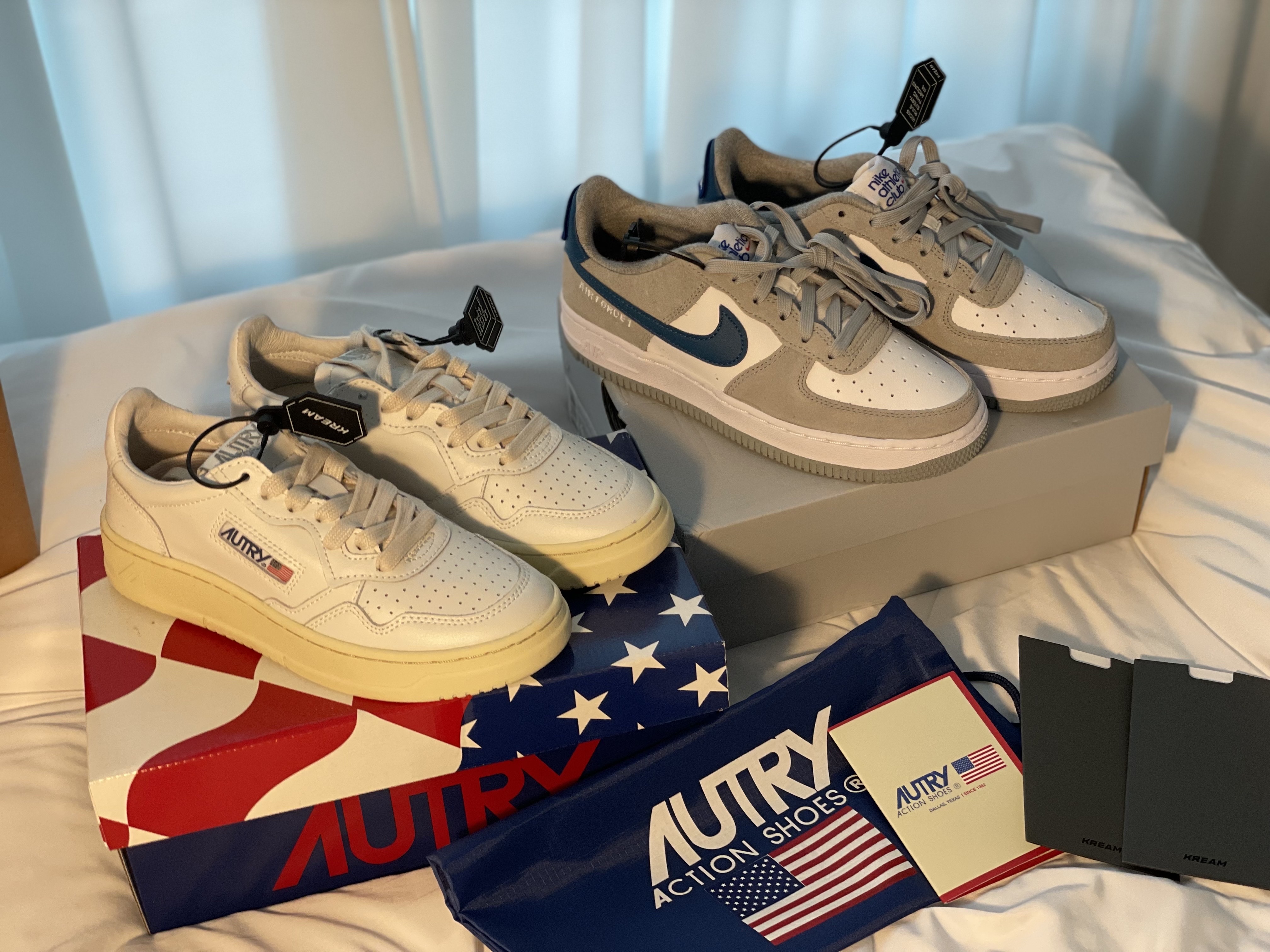 (W) Autry Medalist Low Leather Sneakers White, (GS) Nike Air Force 1 LV8 Athletic Club Light Smoke Grey Marina 착용 스타일