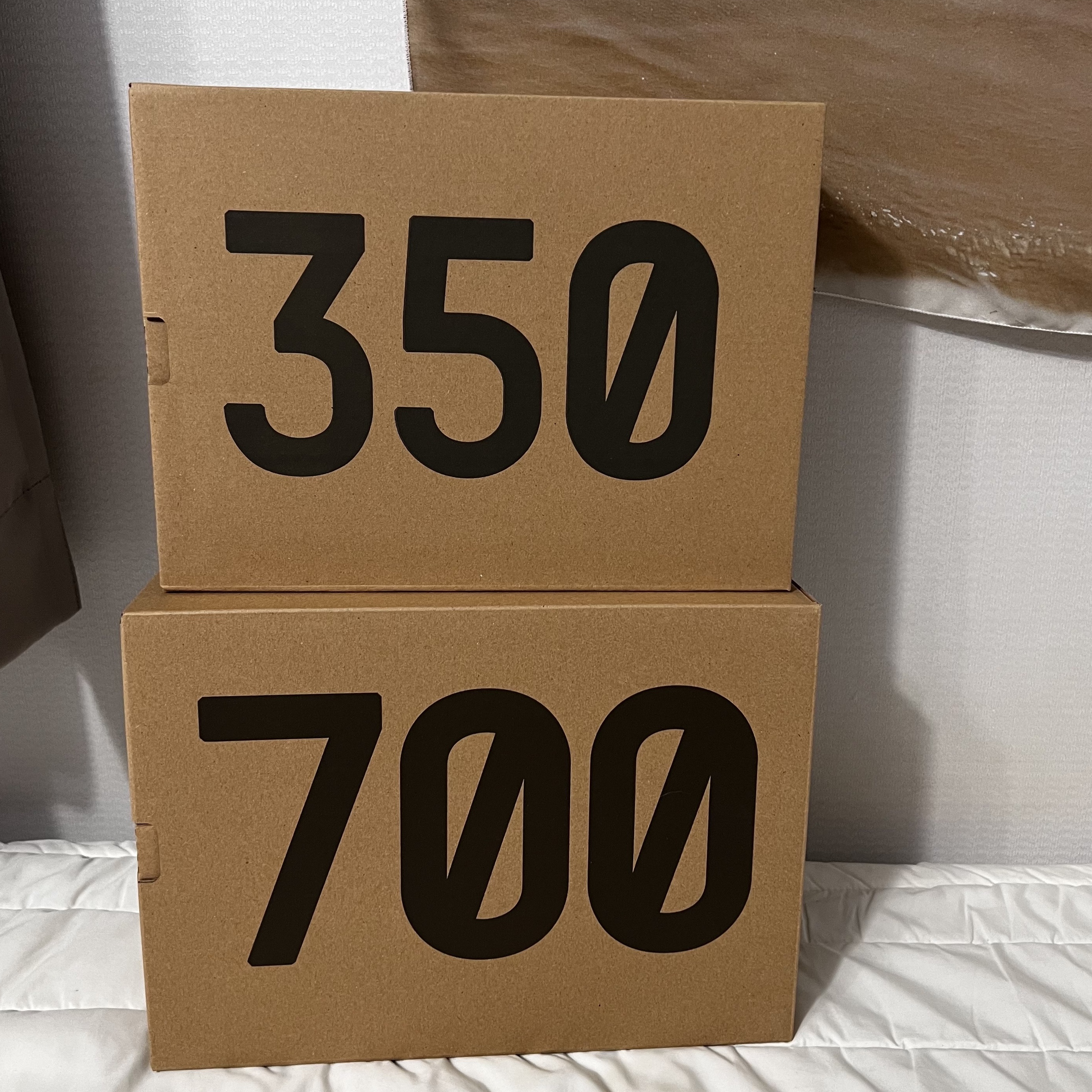 Adidas Yeezy 700 V3 Azael 2022/2023, Adidas Yeezy Boost 350 V2 Core Black Red 2022/2023 착용 스타일 - 5