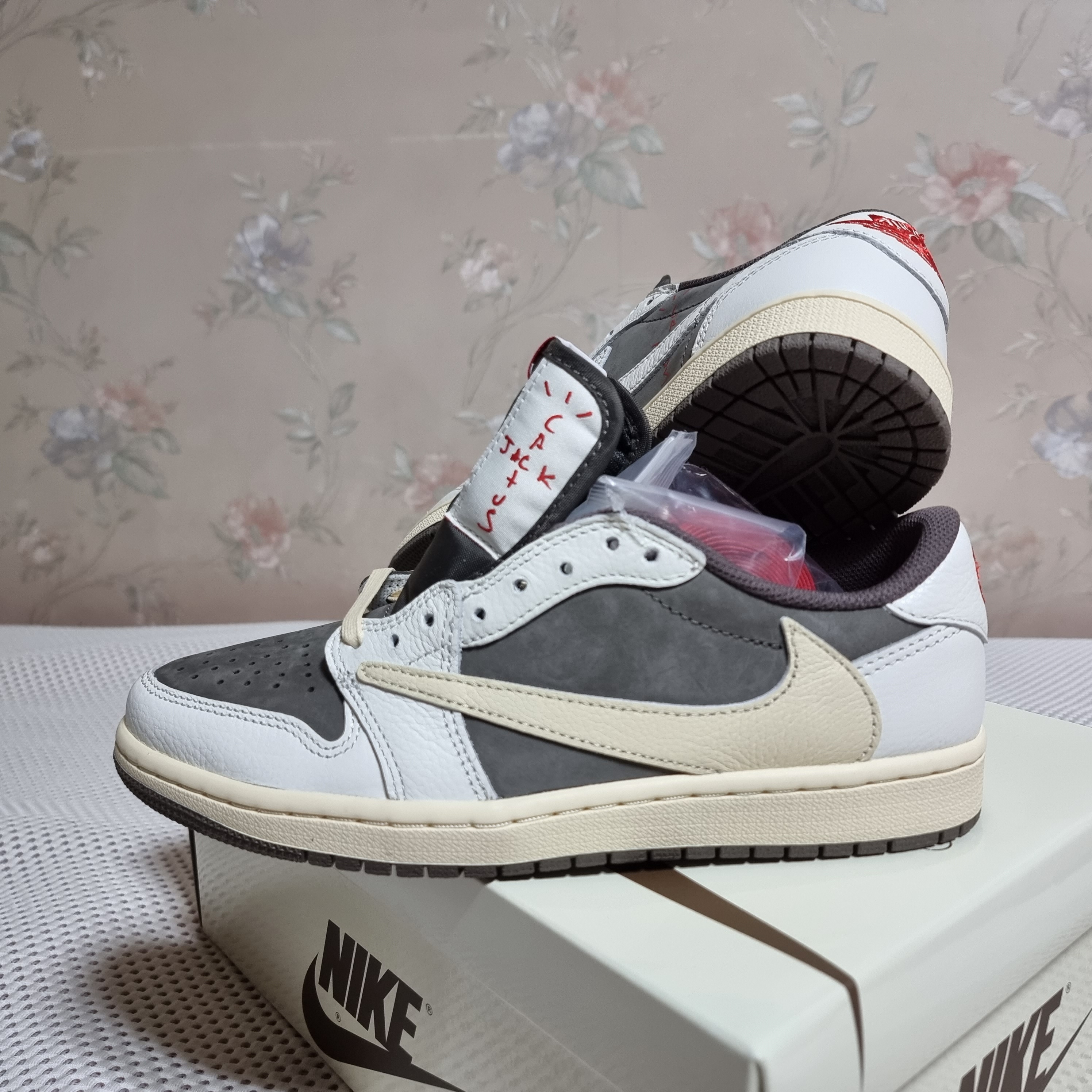 Jordan 1 x Travis Scott Retro Low OG SP Sail and Ridgerock 착용 스타일 - 3