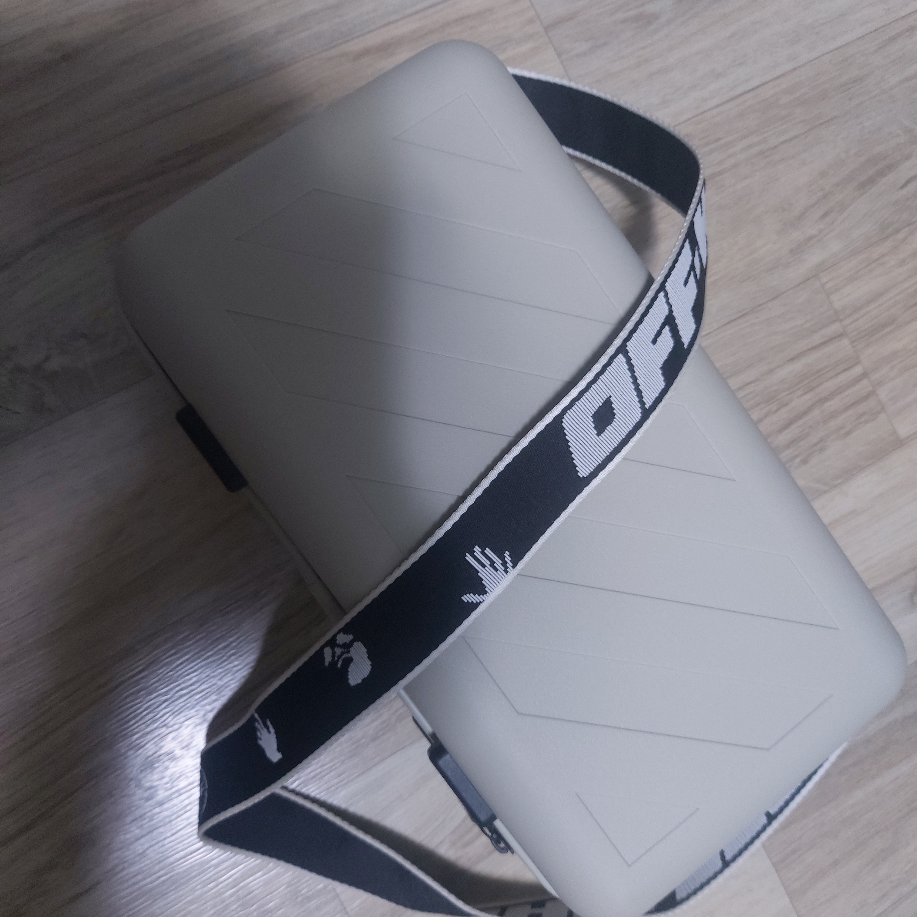Off-White x Amore Pacific Protection Box (Without Cosmetics) 착용 스타일