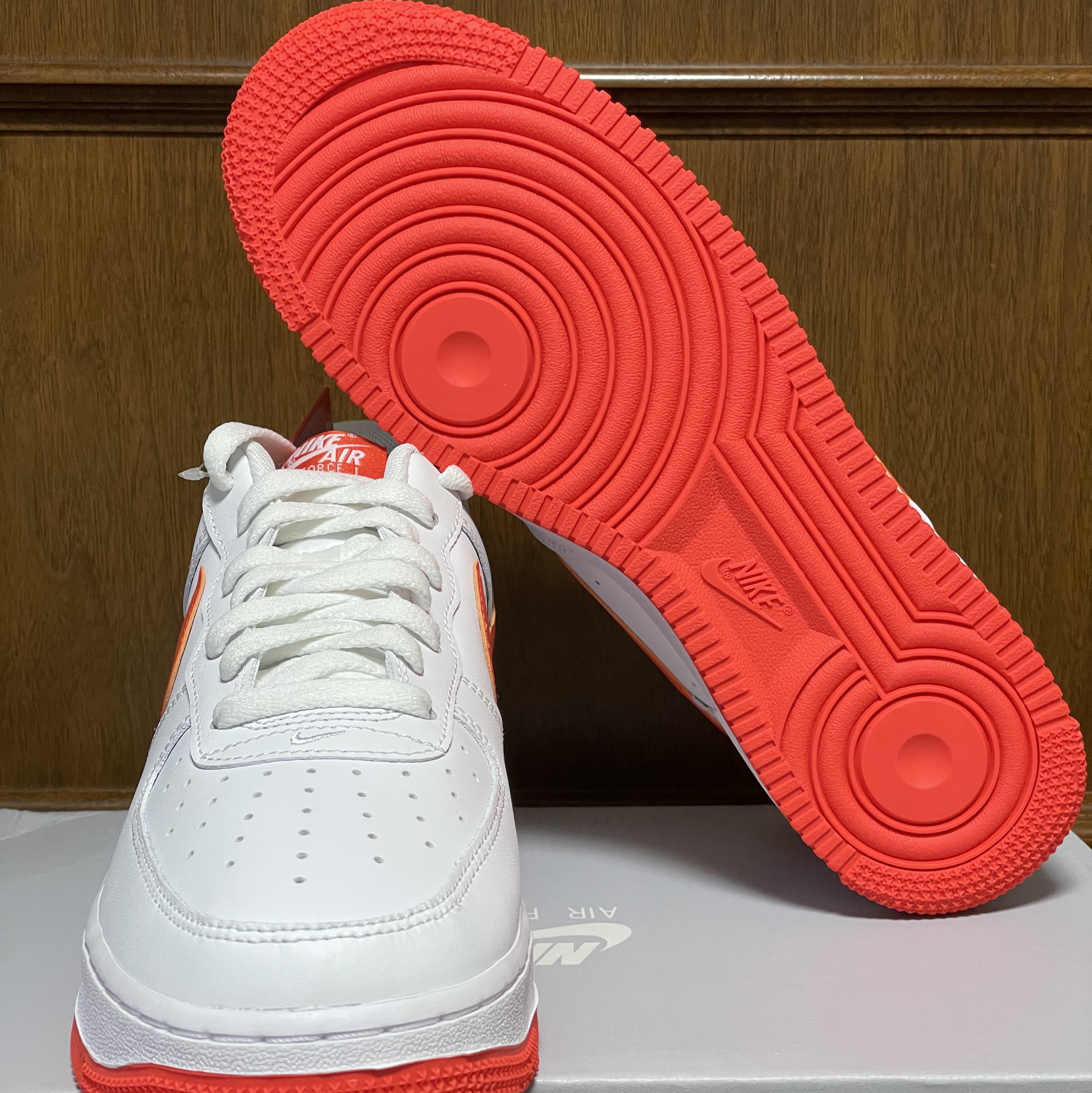 Nike Air Force 1 '07 Low White Team Orange 착용 스타일 - 5