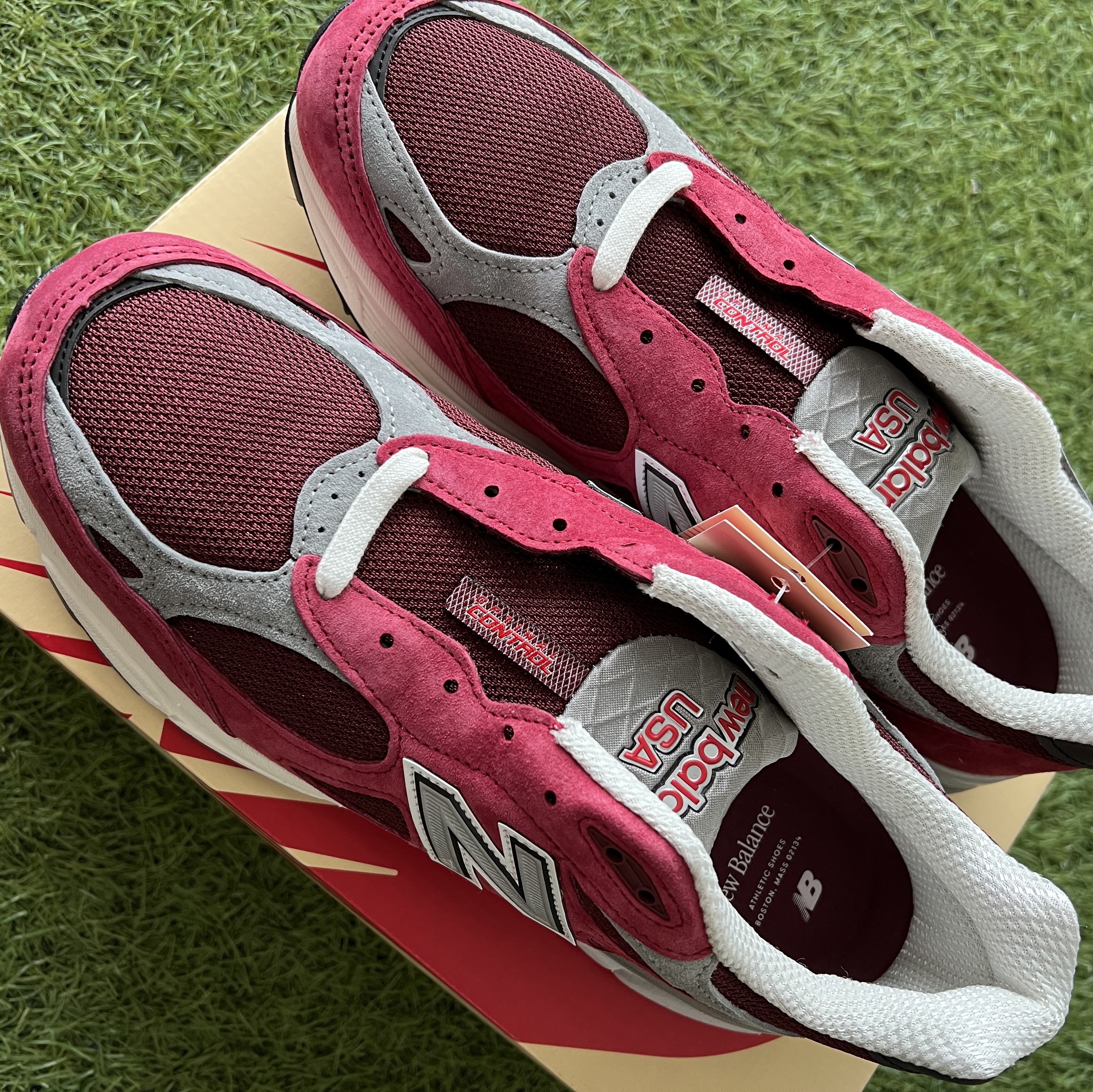 New Balance 990v3 Made in USA Scarlet Marblehead 착용 스타일 - 2