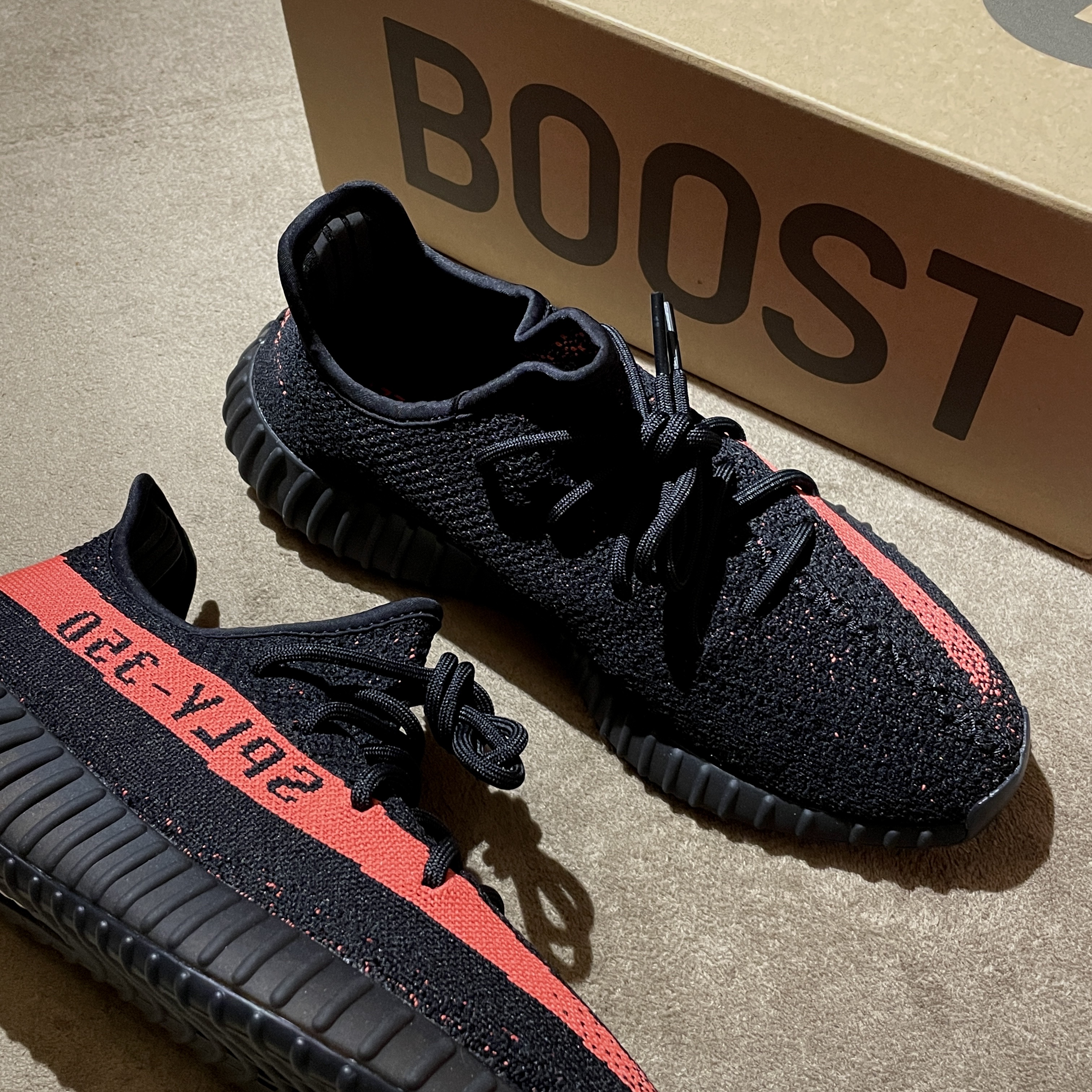 Adidas Yeezy Boost 350 V2 Core Black Red 2022/2023 착용 스타일