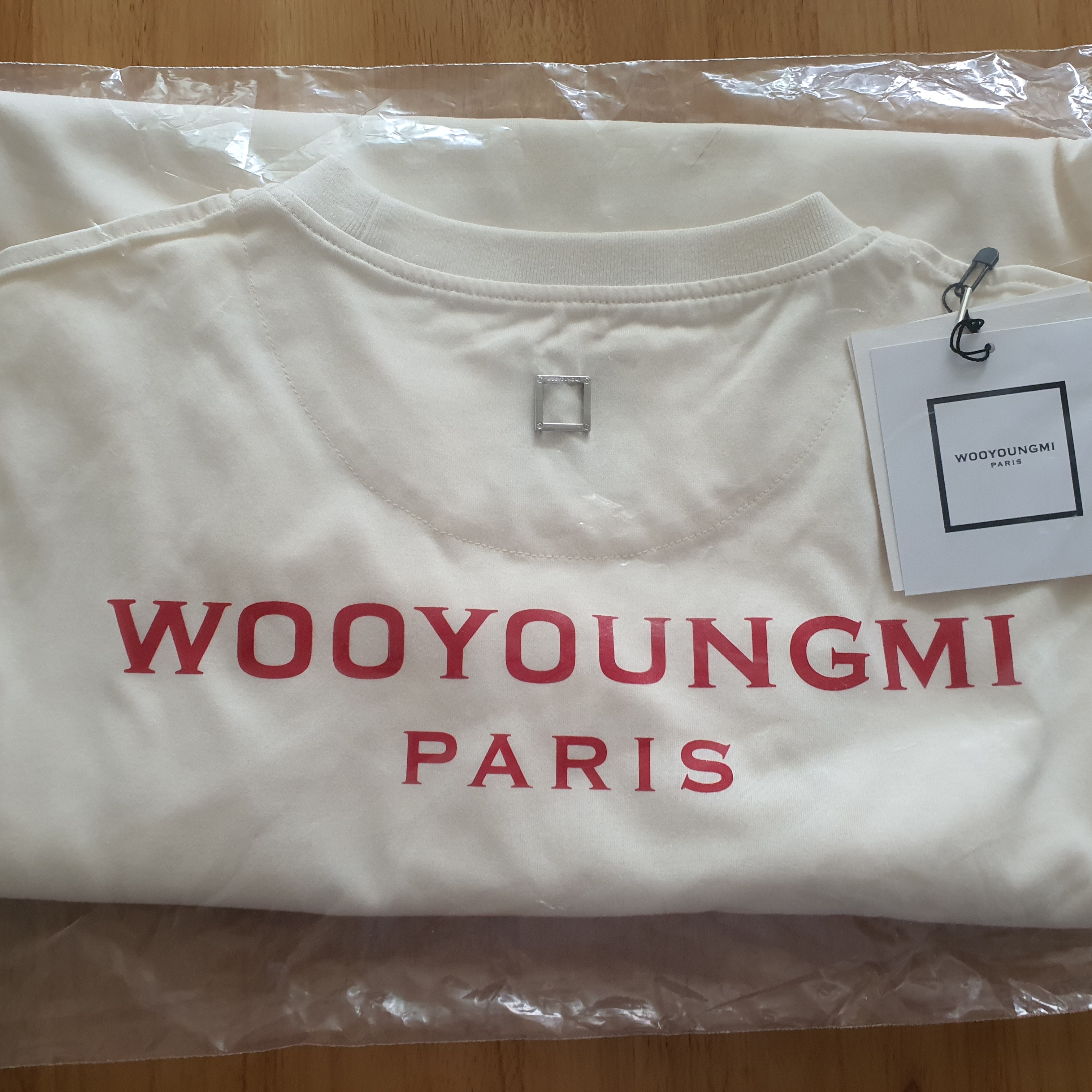 Wooyoungmi Red Back Logo T-Shirt Ivory - 22SS 착용 스타일