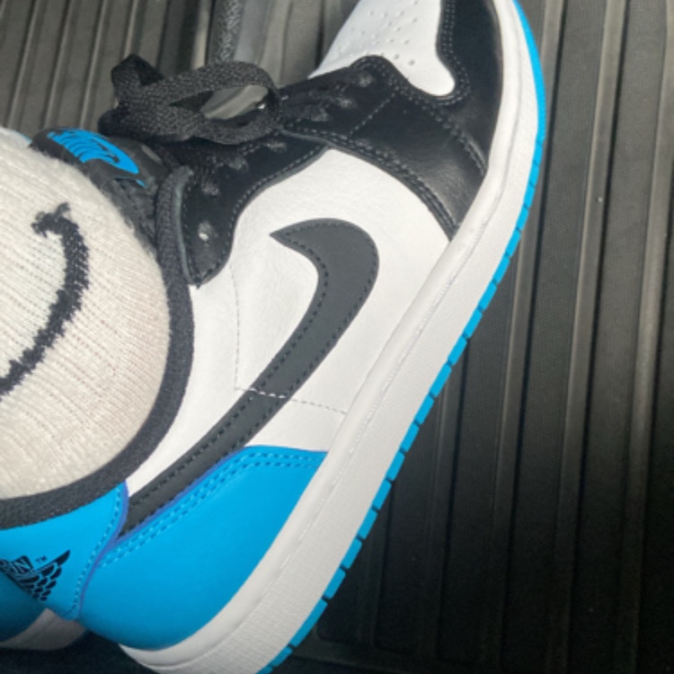 Jordan 1 Retro Low OG Black and Dark Powder Blue 착용 스타일