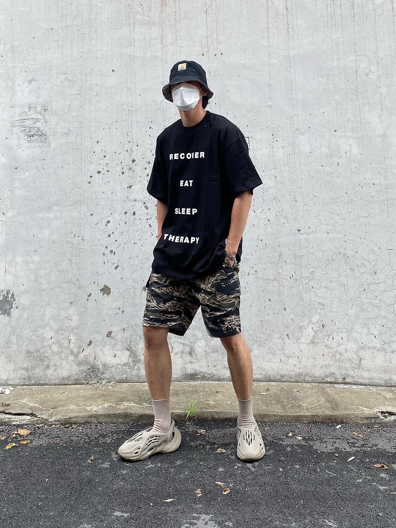 Adidas Yeezy Foam RNNR Stone Sage 착용 스타일 - 1