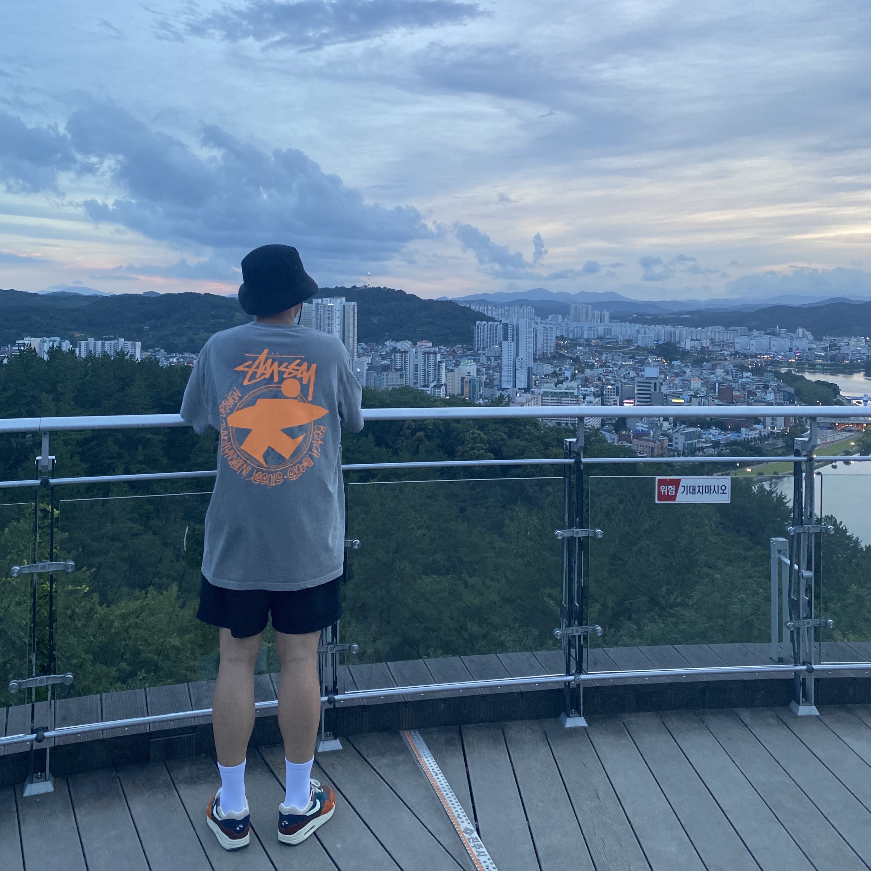 Stussy Beach Roots T-Shirt Grey, Nike x Kasina Air Max 1 SP Won-Ang Orange 착용 스타일