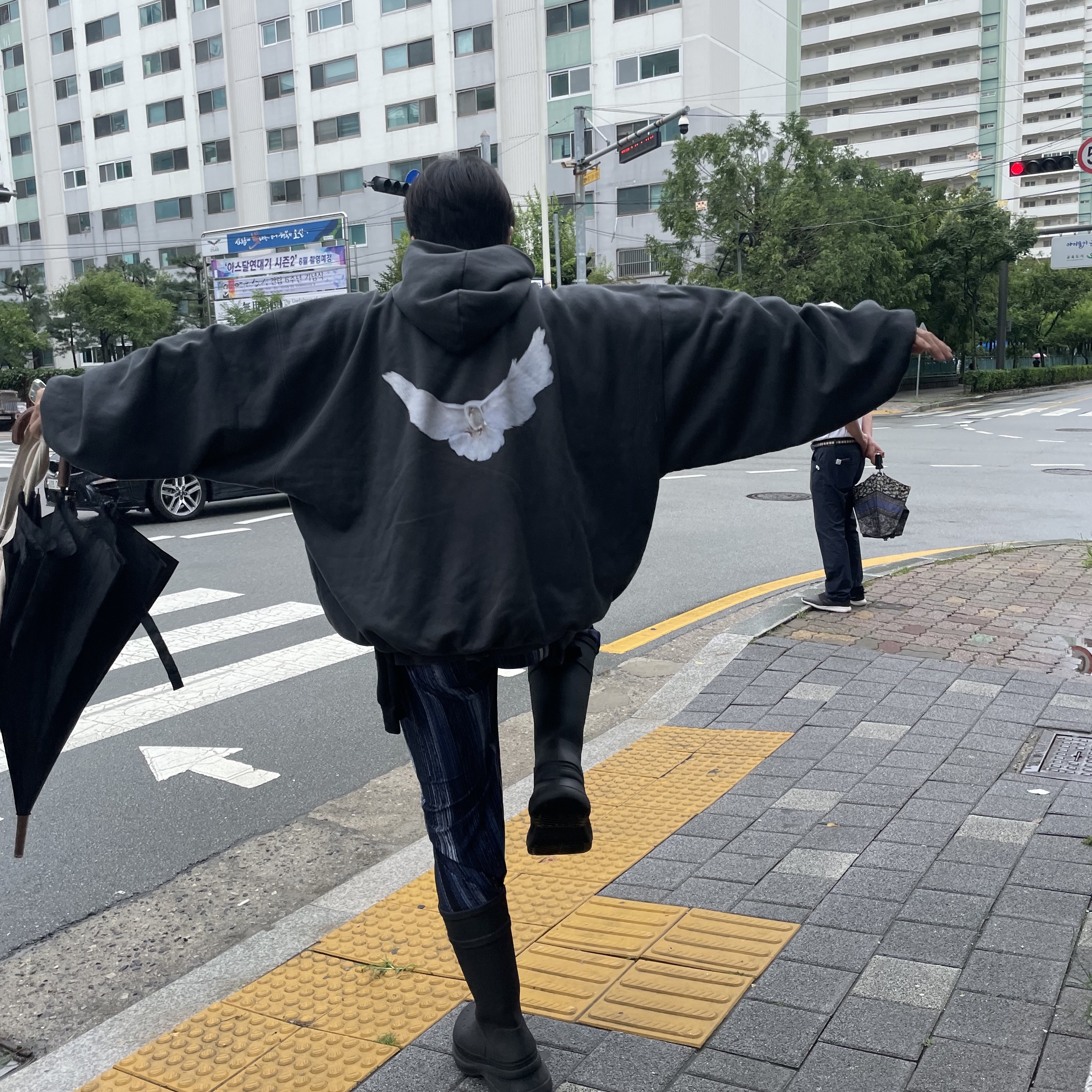 Yeezy Gap Engineered By Balenciaga Dove Hoodie Black, Balenciaga x Crocs Rubber Boot Black 착용 스타일 - 2