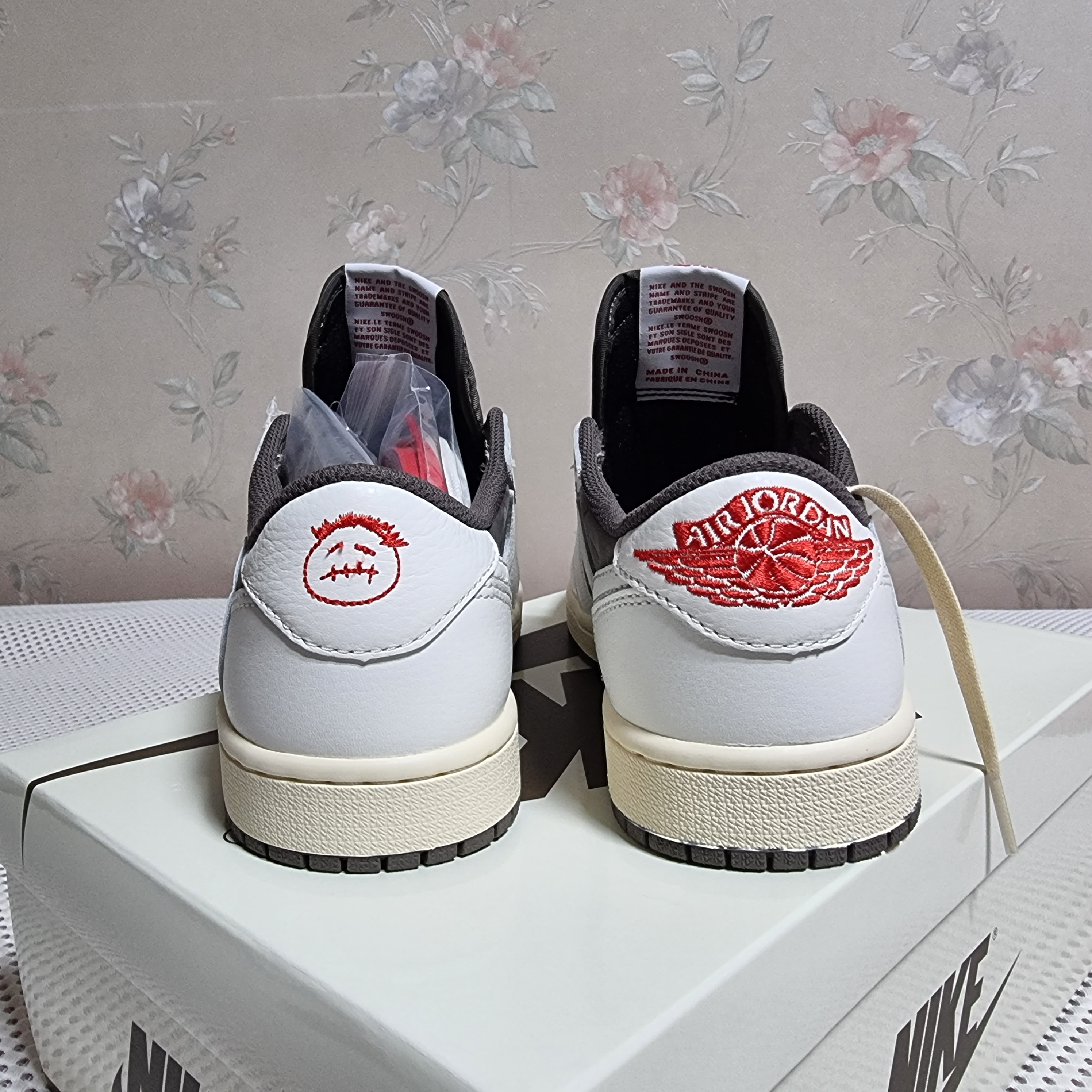 Jordan 1 x Travis Scott Retro Low OG SP Sail and Ridgerock 착용 스타일 - 4