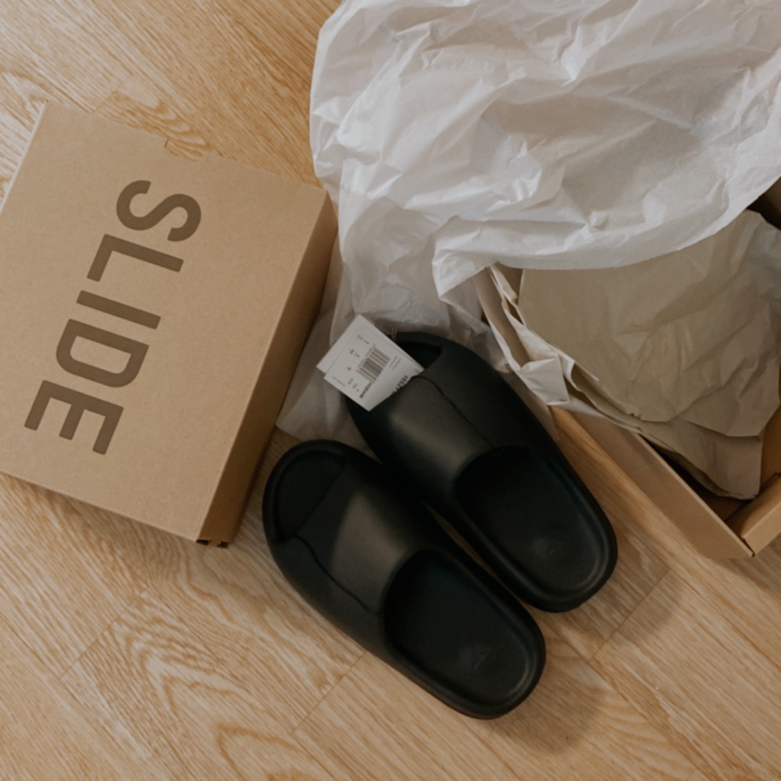 Adidas Yeezy Slide Onyx 착용 스타일