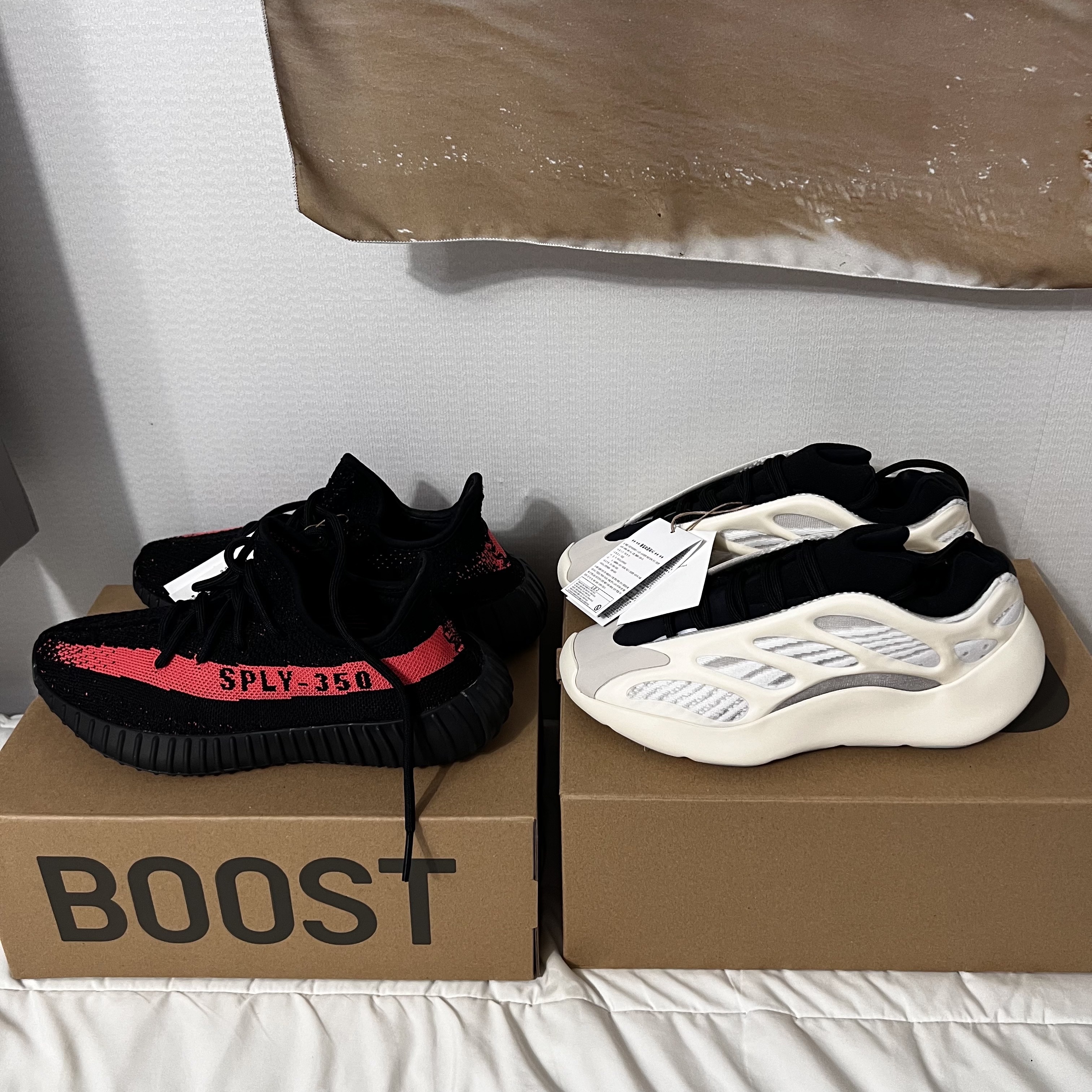 Adidas Yeezy 700 V3 Azael 2022/2023, Adidas Yeezy Boost 350 V2 Core Black Red 2022/2023 착용 스타일 - 4