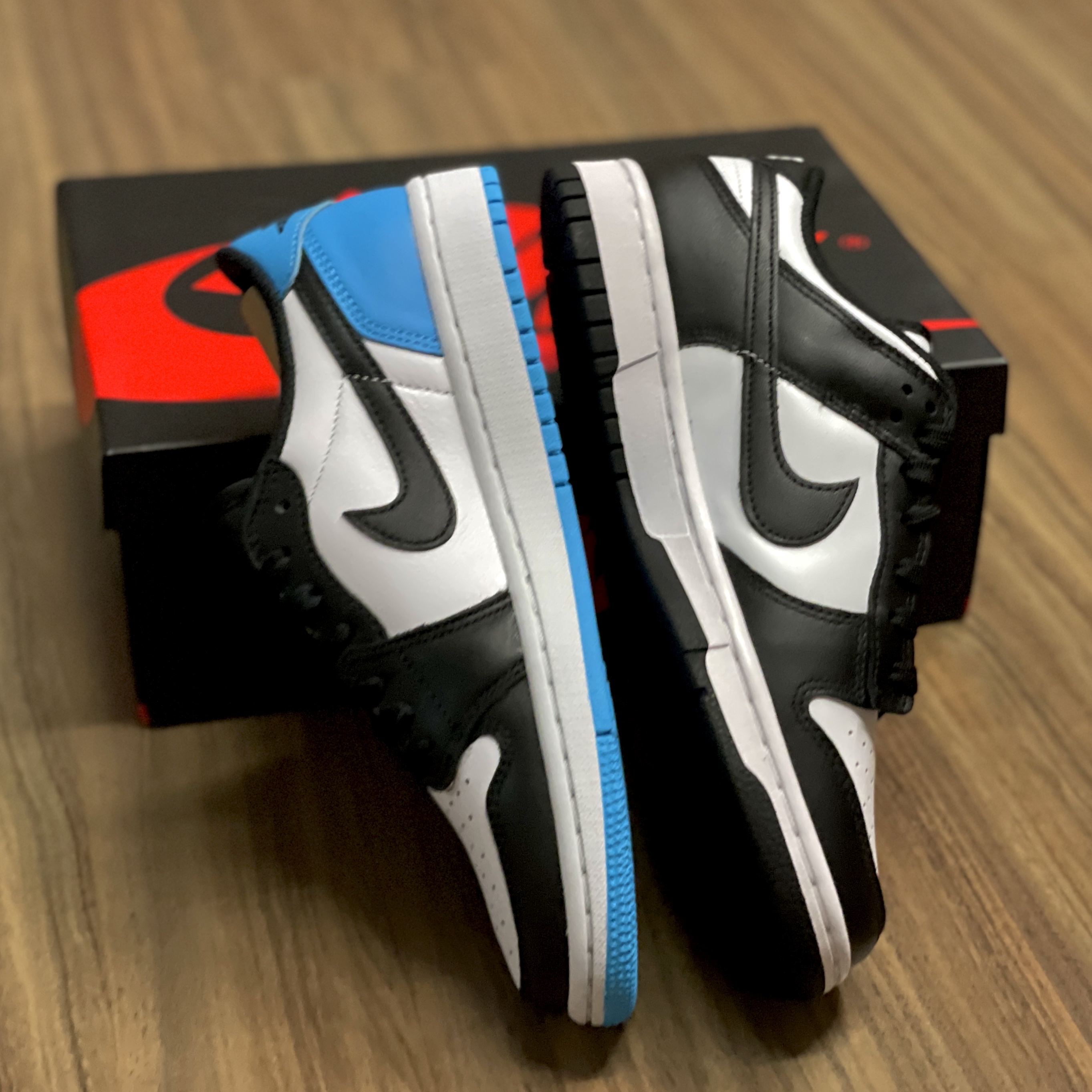 Nike Dunk Low Retro Black, Jordan 1 Retro Low OG Black and Dark Powder Blue 착용 스타일 - 1