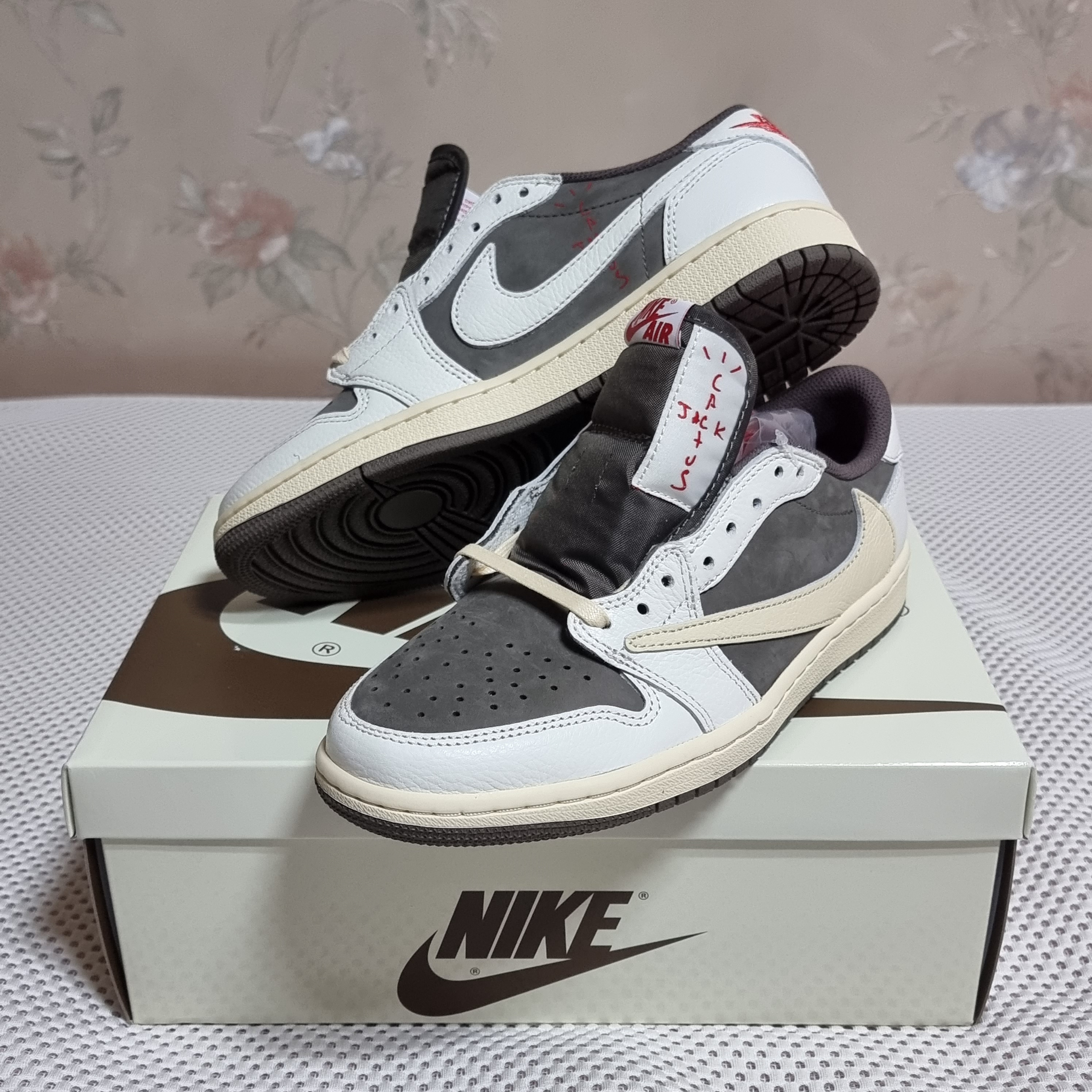 Jordan 1 x Travis Scott Retro Low OG SP Sail and Ridgerock 착용 스타일 - 1