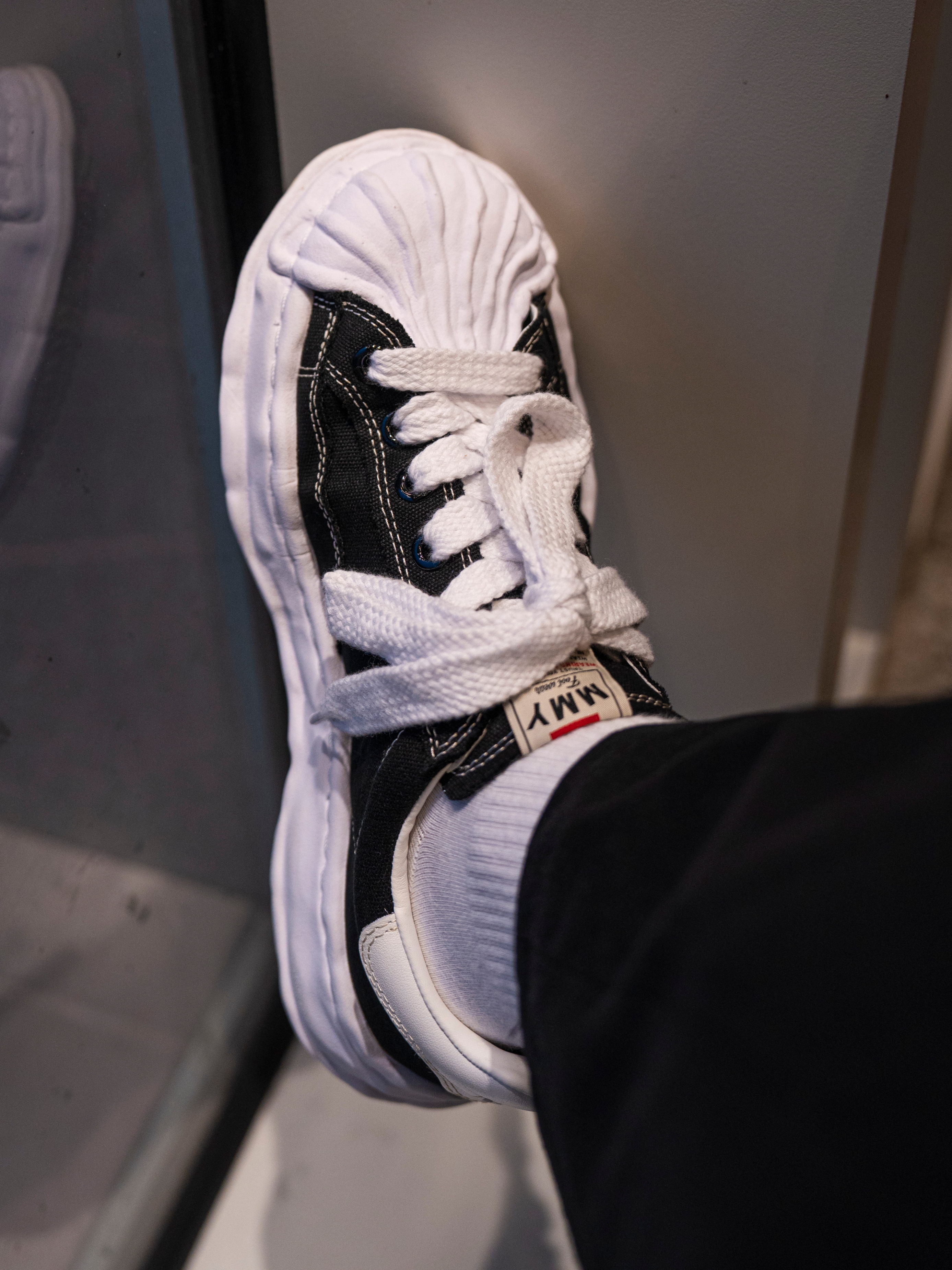 Maison Mihara Yasuhiro Blakey OG Sole Canvas Low-top Sneakers Black White 착용 스타일 - 4