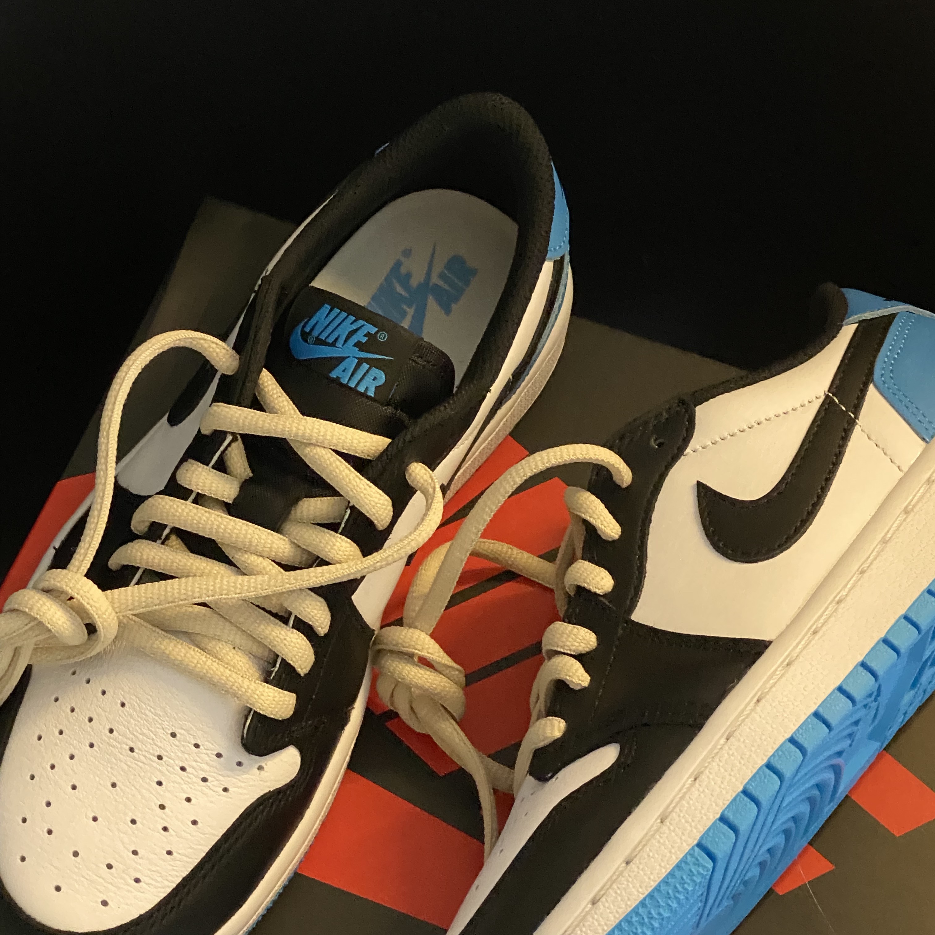 (W) Jordan 1 Retro Low OG Black and Dark Powder Blue 착용 스타일 - 2