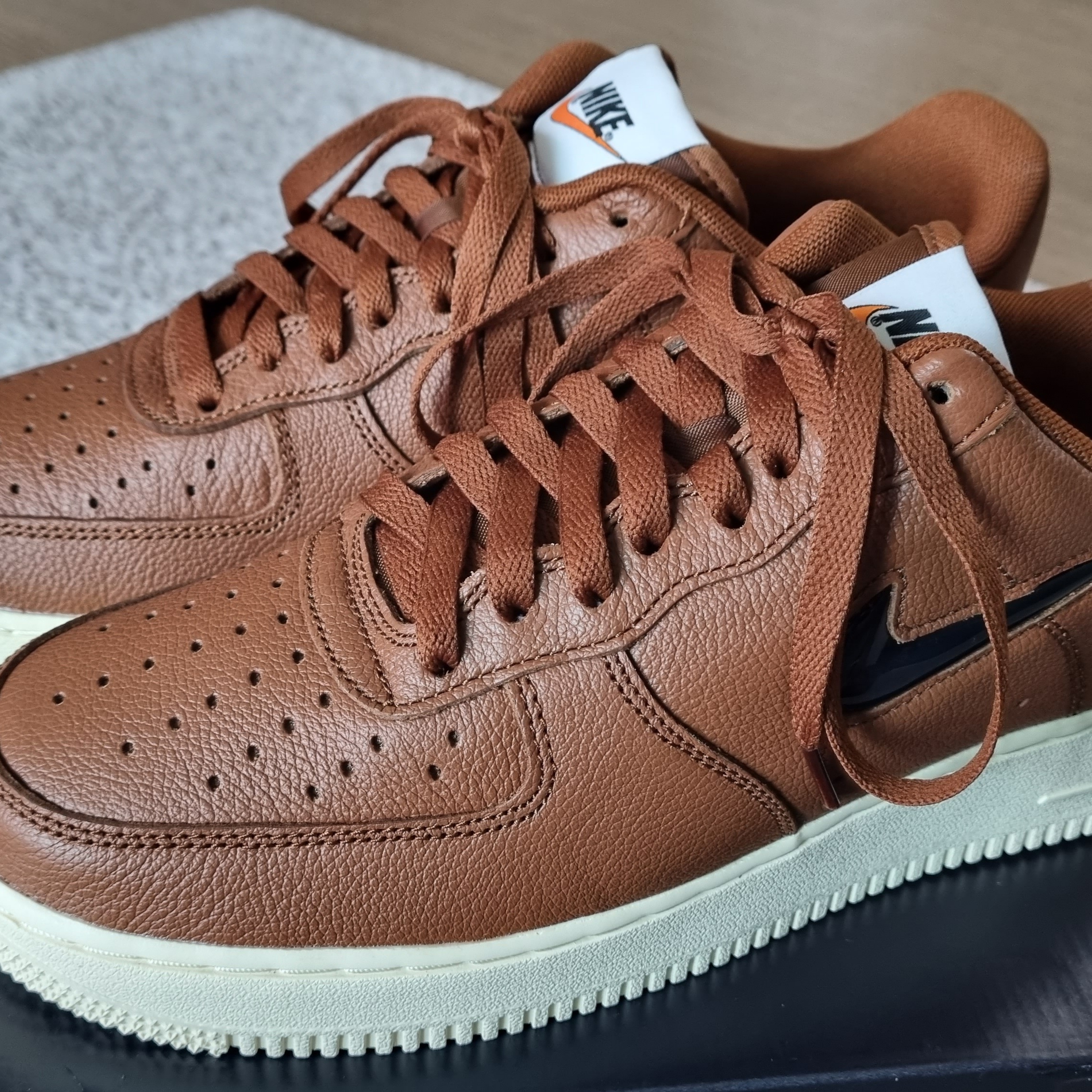 Nike Air Force 1 '07 PRM Vintage Pecan 착용 스타일 - 1