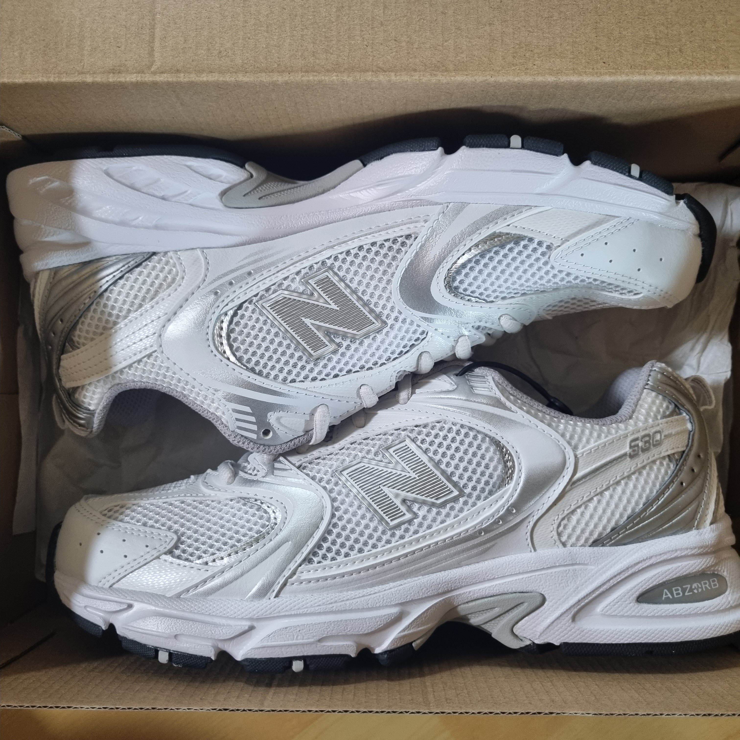 New Balance 530 Munsell White Silver Metallic 착용 스타일