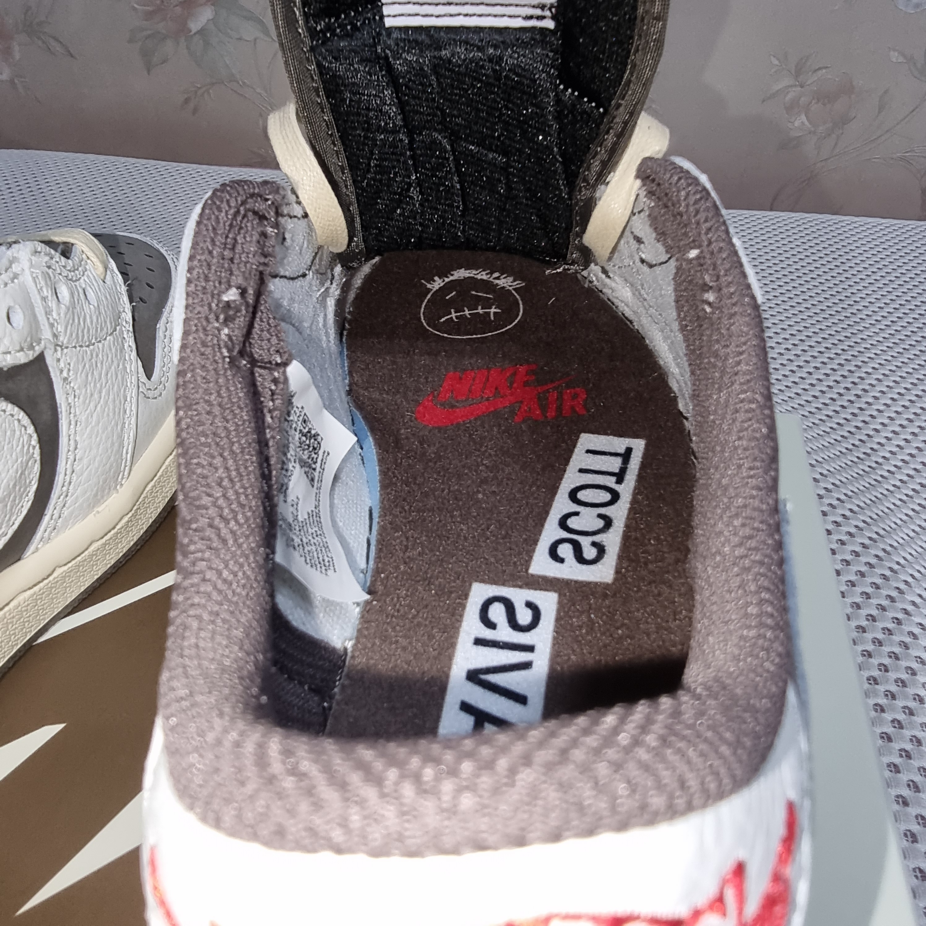 Jordan 1 x Travis Scott Retro Low OG SP Sail and Ridgerock 착용 스타일 - 5