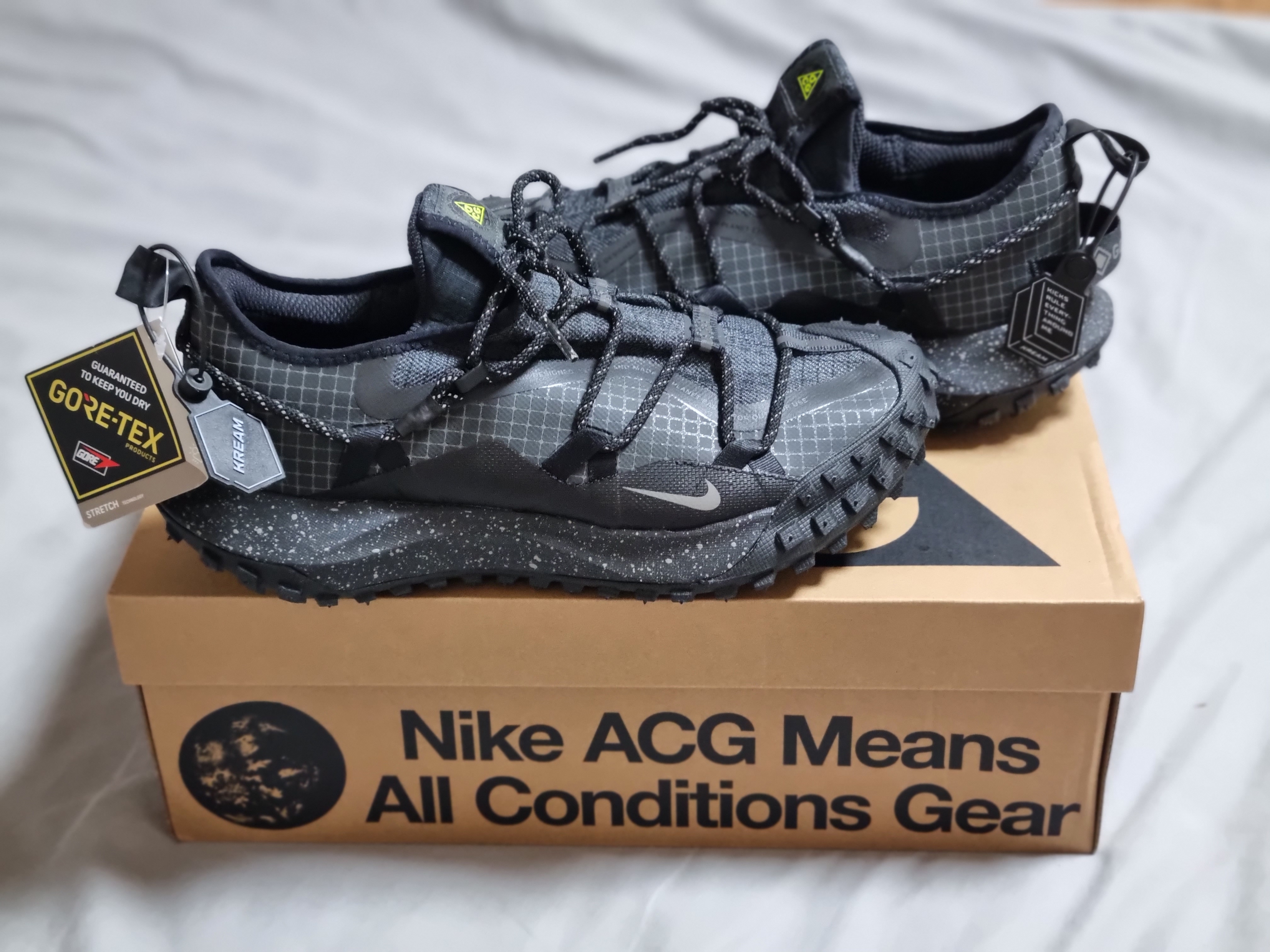 Nike ACG Mountain Fly Low Gore-Tex SE Dark Smoke Grey 착용 스타일 - 4