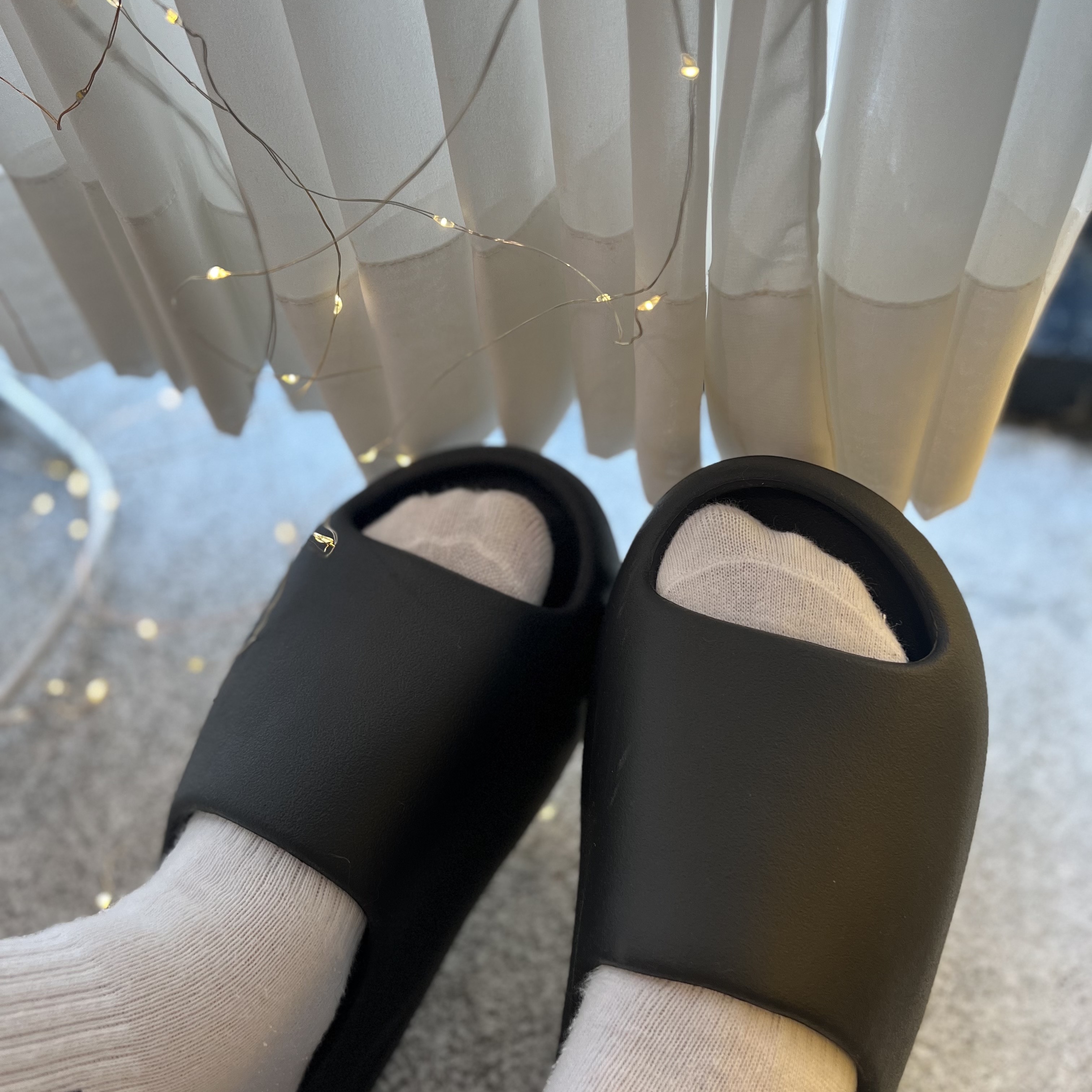 Adidas Yeezy Slide Onyx 착용 스타일 - 1