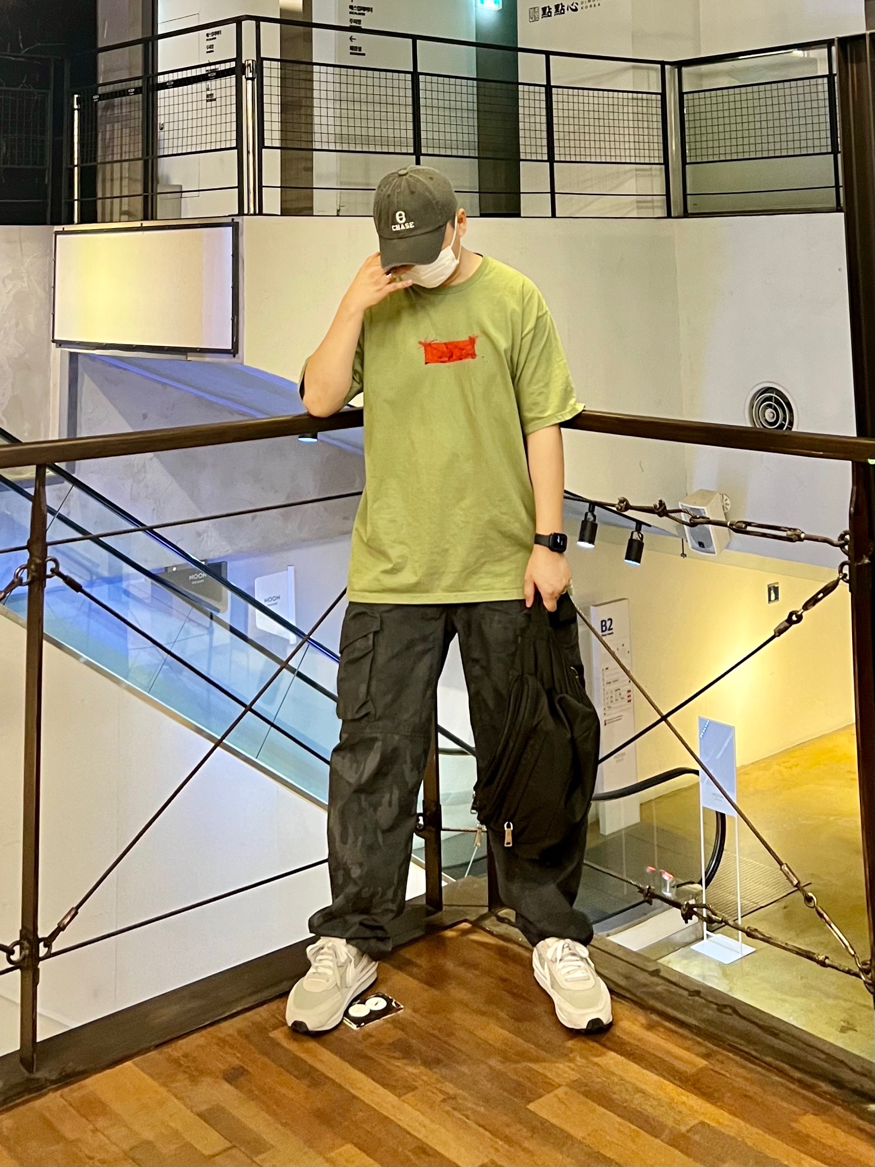 Supreme Ralph Steadman Box Logo T-Shirt Light Olive - 22SS, Supreme x Stone Island Reactive Ice Camo Ripstop Cargo Pants Black - 22SS 착용 스타일 - 1