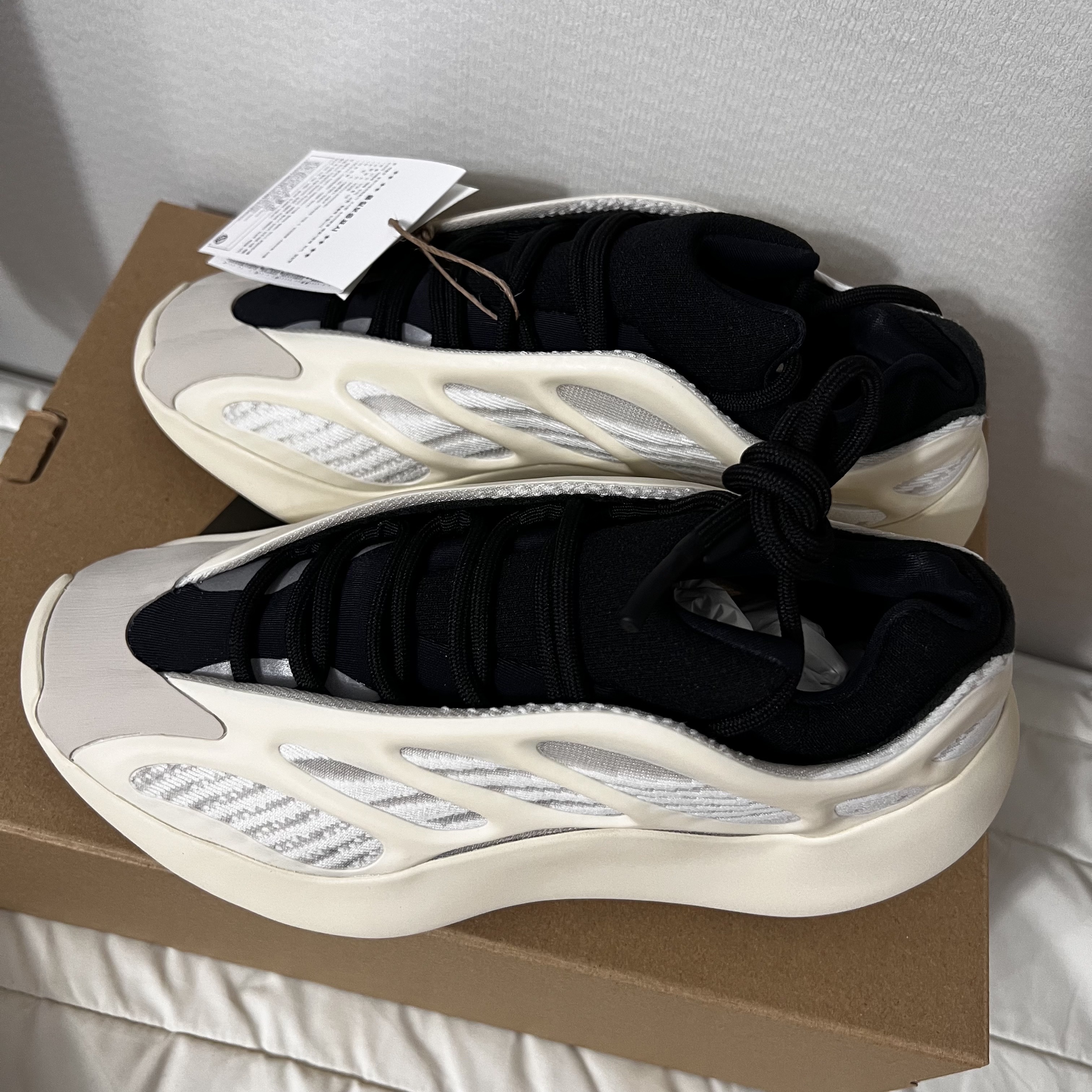 Adidas Yeezy 700 V3 Azael 2022/2023, Adidas Yeezy Boost 350 V2 Core Black Red 2022/2023 착용 스타일 - 3