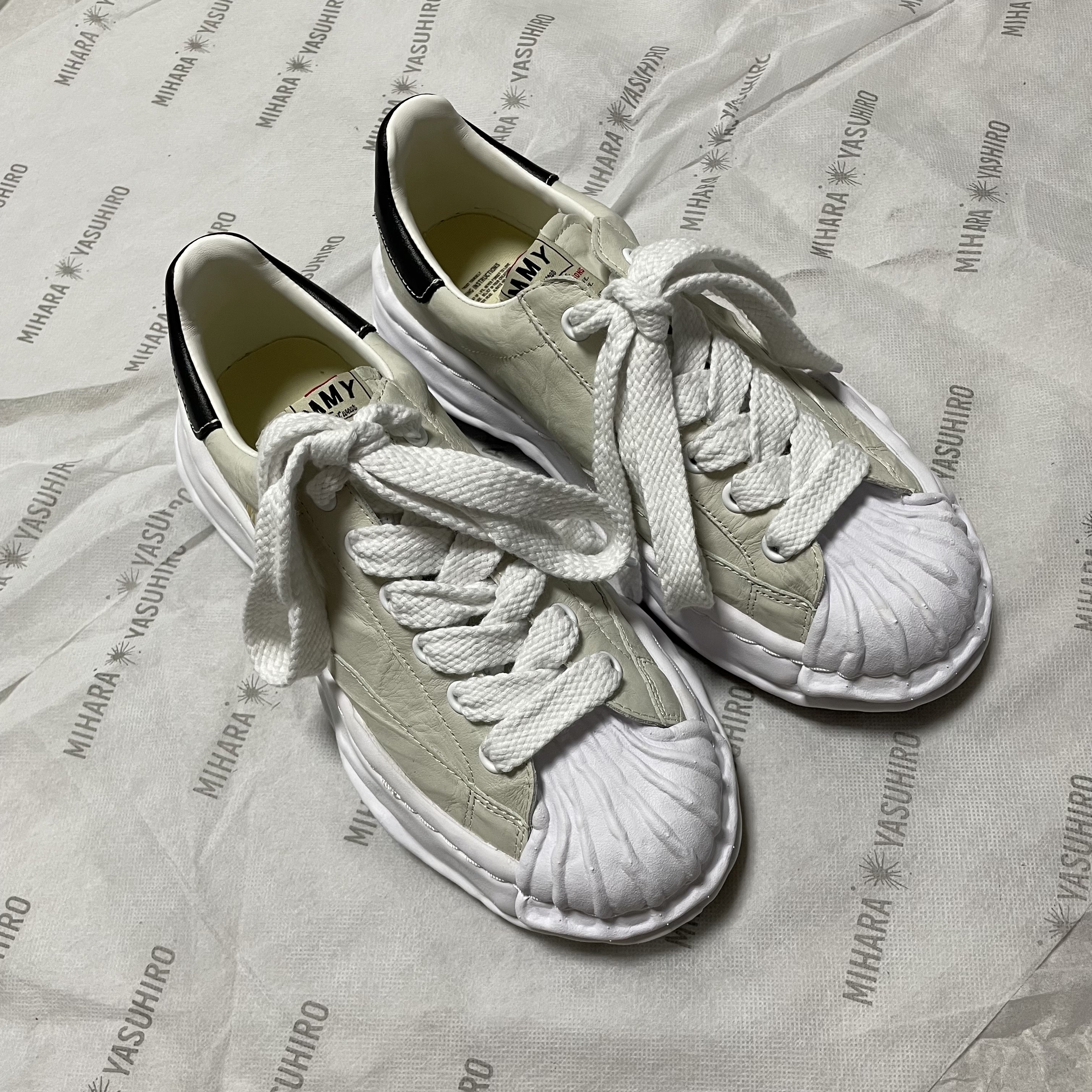 Maison Mihara Yasuhiro Blakey OG STC Sole Paper Like Leather Low-top Sneakers White 착용 스타일
