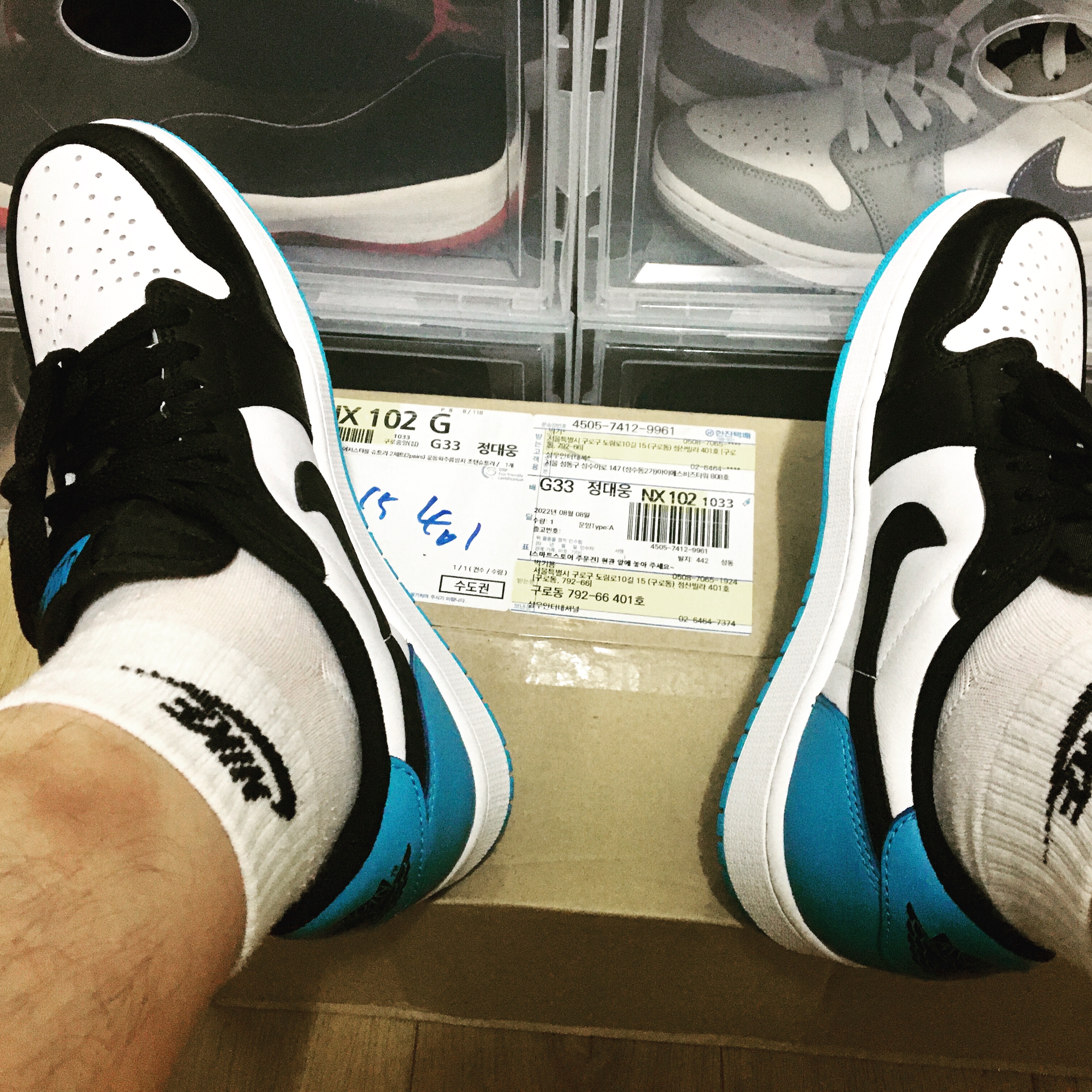 Jordan 1 Retro Low OG Black and Dark Powder Blue 착용 스타일 - 2