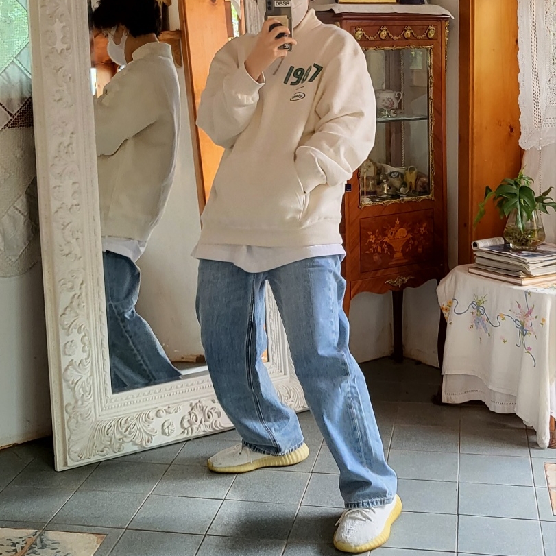 Adidas Yeezy Boost 350 V2 Cream/Triple White 착용 스타일