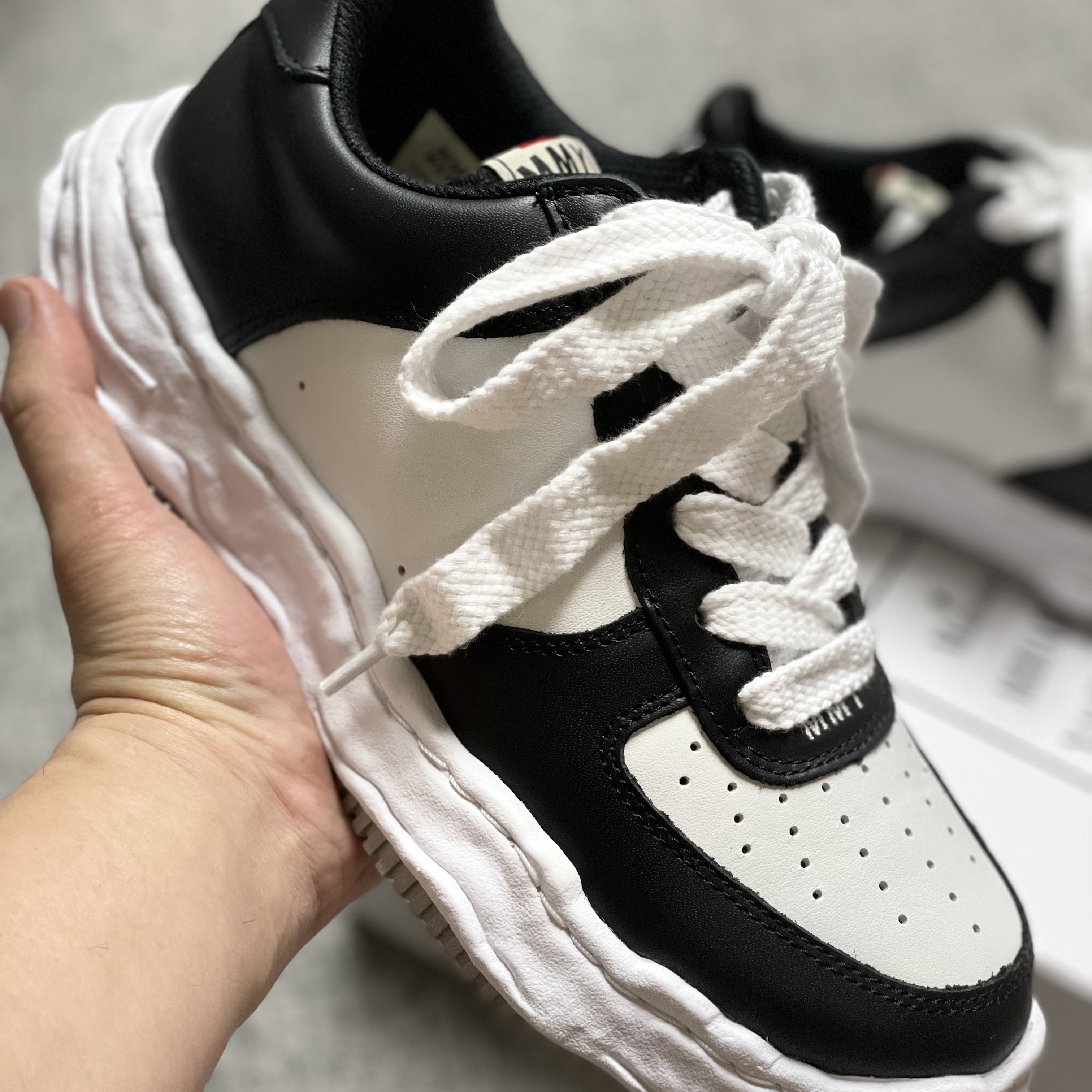 Maison Mihara Yasuhiro Wayne OG Sole Leather Low-top Sneakers Black White 착용 스타일 - 3