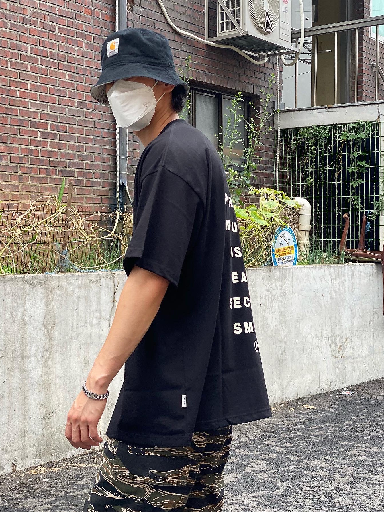 Adidas Yeezy Foam RNNR Stone Sage 착용 스타일 - 3