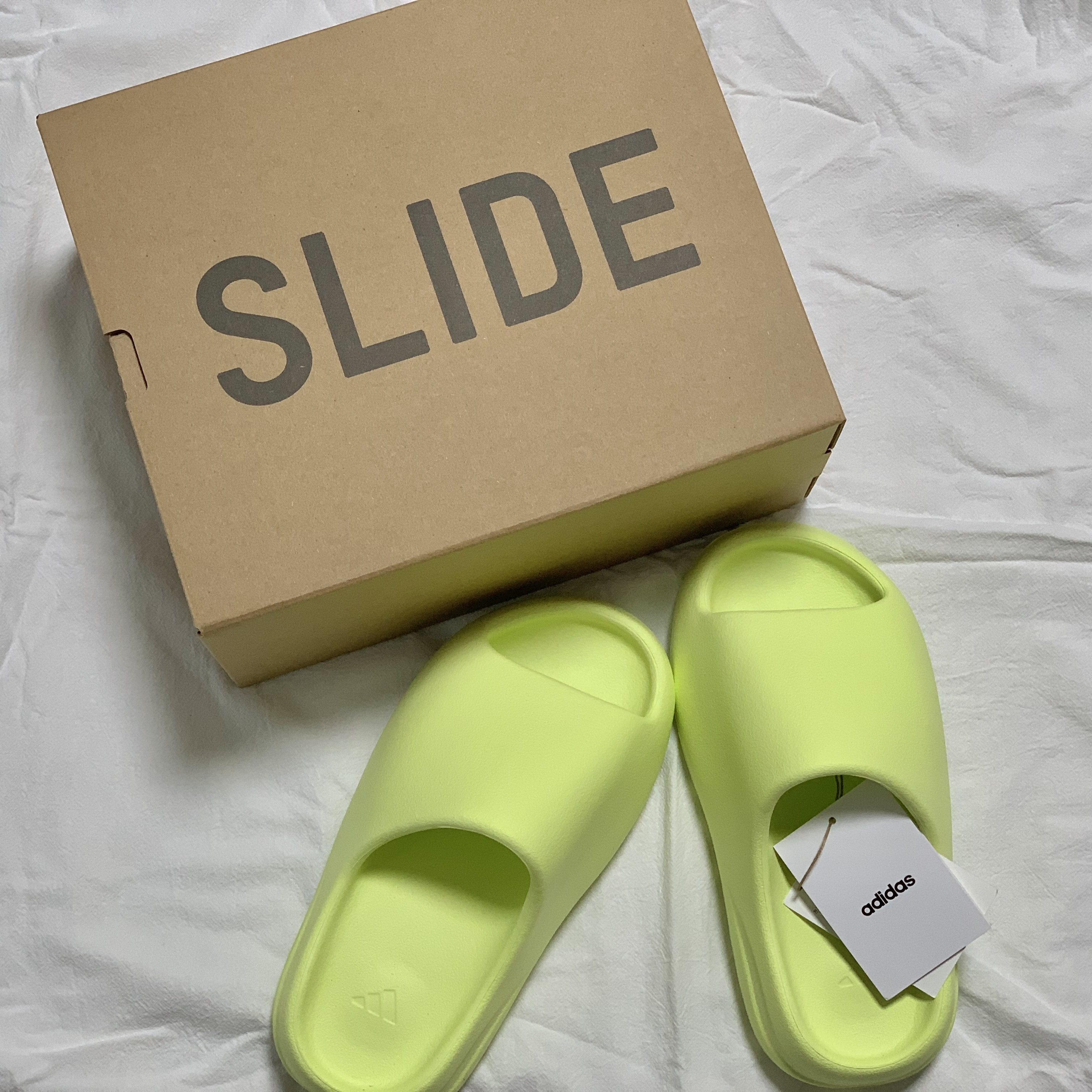 Adidas Yeezy Slide Glow Green 2022/2023 착용 스타일 - 2