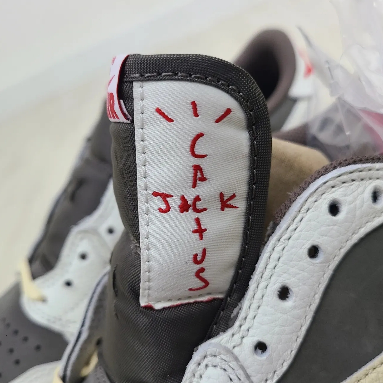 Jordan 1 x Travis Scott Retro Low OG SP Sail and Ridgerock 착용 스타일 - 3