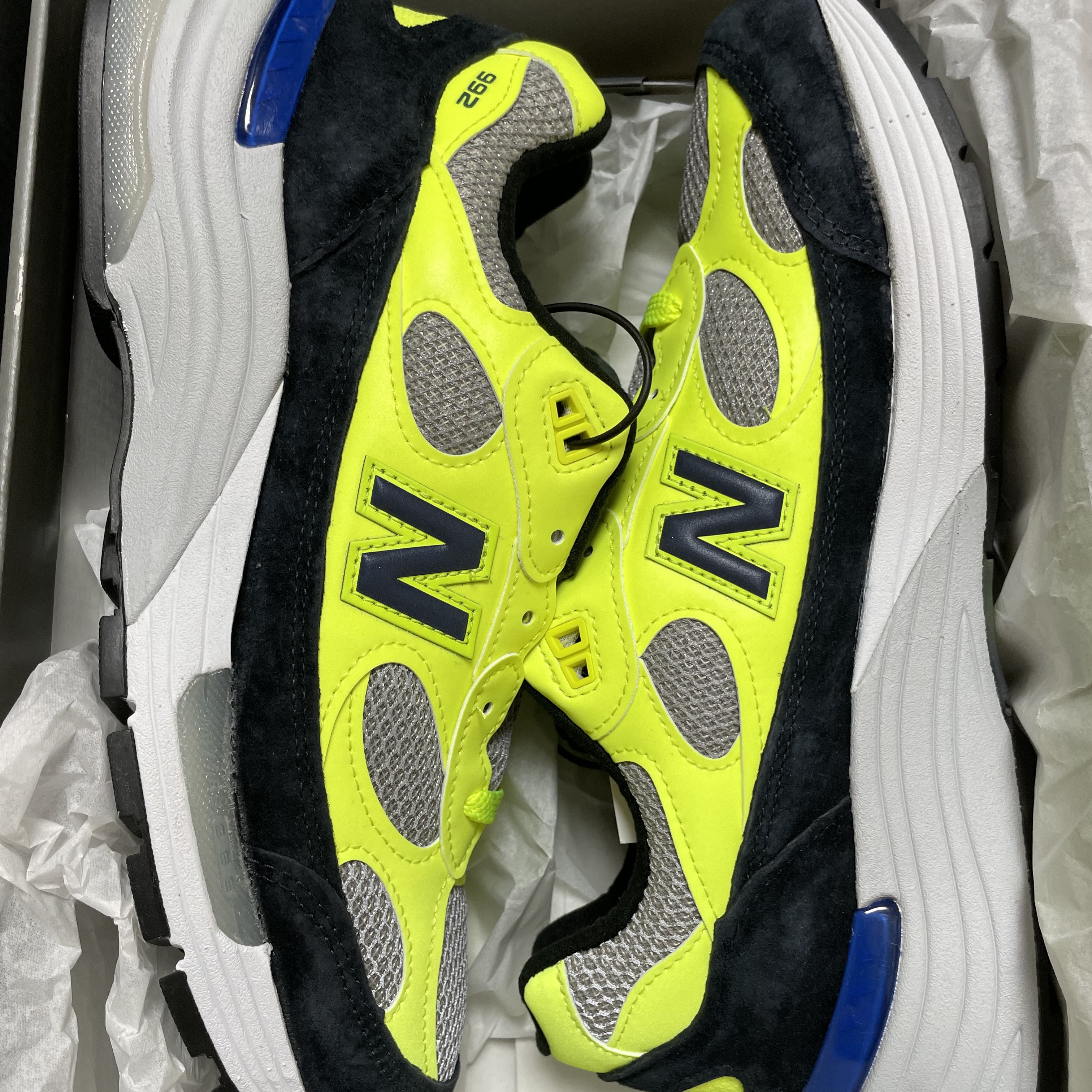 New Balance 992 Made in USA Bright Volt 착용 스타일