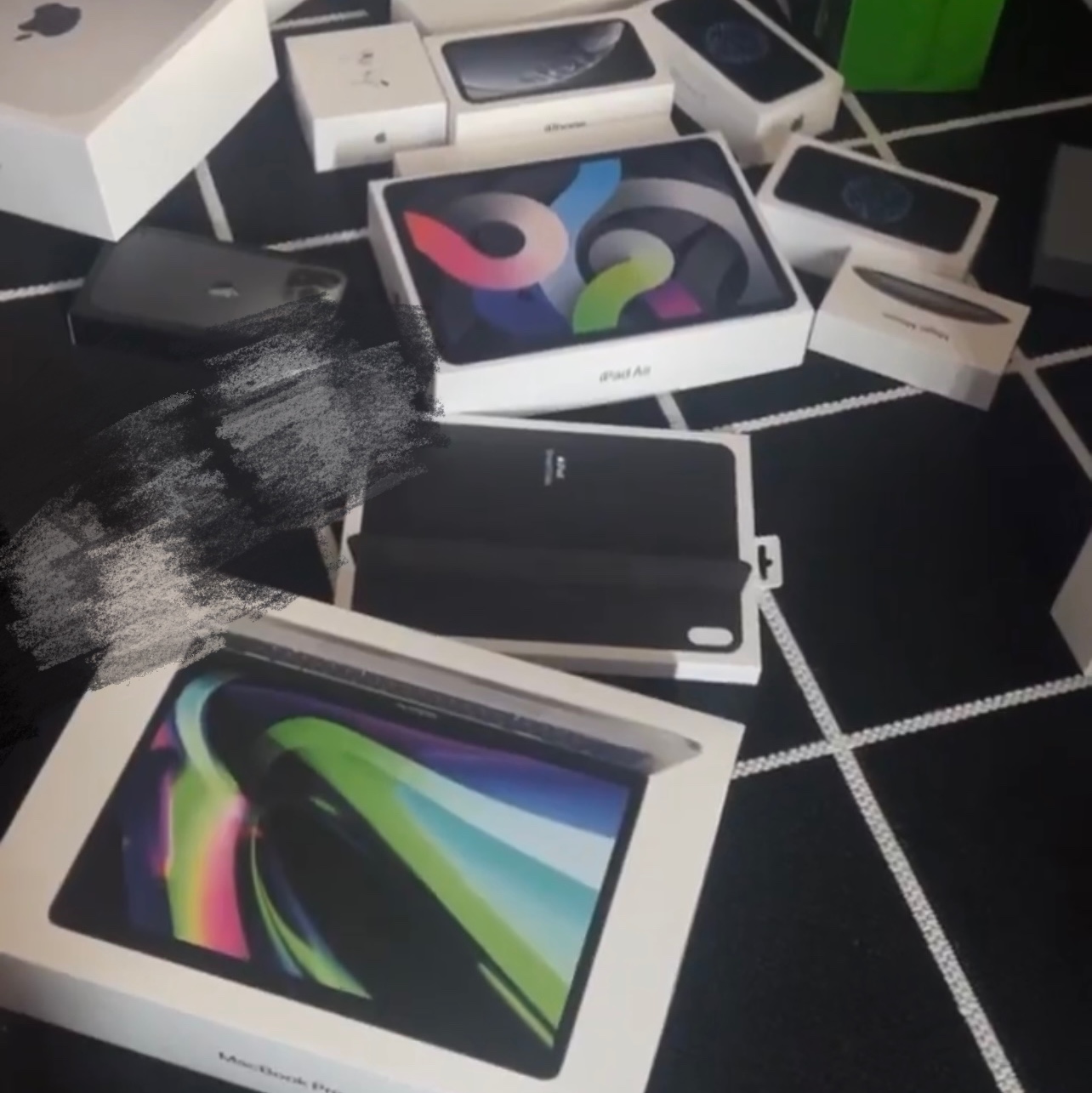 Apple 2020 MacBook Pro 13 M1 256GB SSD / 8GB RAM Space Gray (Korean Ver.), Apple iPhone 13 Pro Max 1TB Graphite (Korean Ver.) 착용 스타일