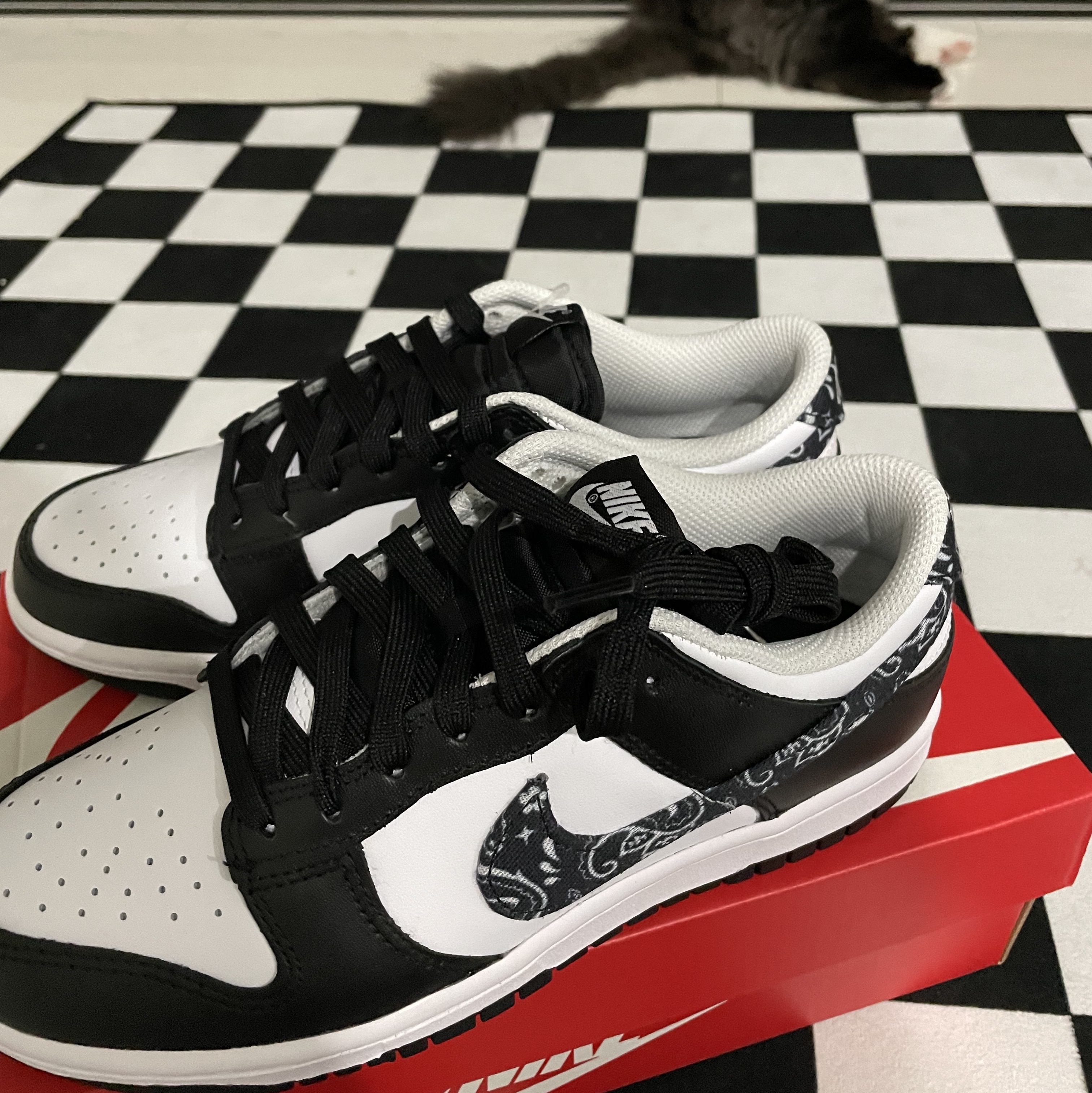 (W) Nike Dunk Low Essential Black Paisley 착용 스타일 - 2
