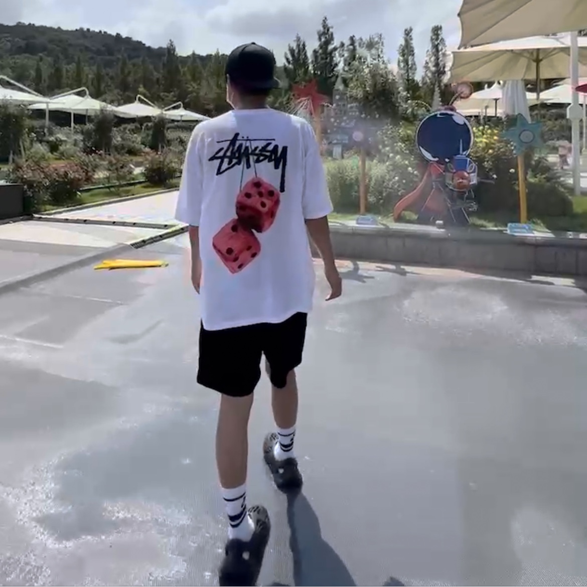 Stussy Fuzzy Dice T-Shirt White, Adidas Yeezy Foam RNNR Onyx 착용 스타일