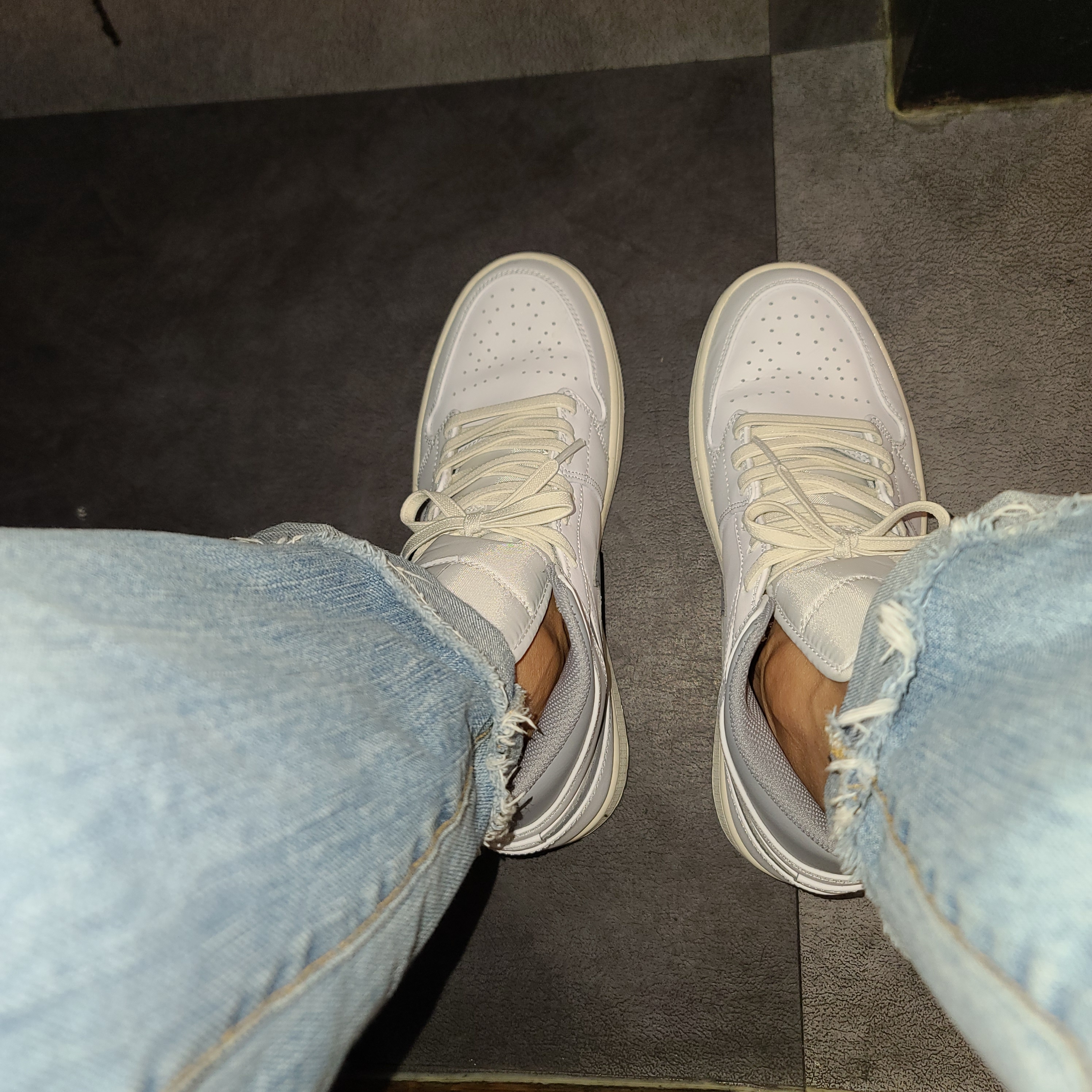Jordan 1 Mid White Stealth 착용 스타일 - 2