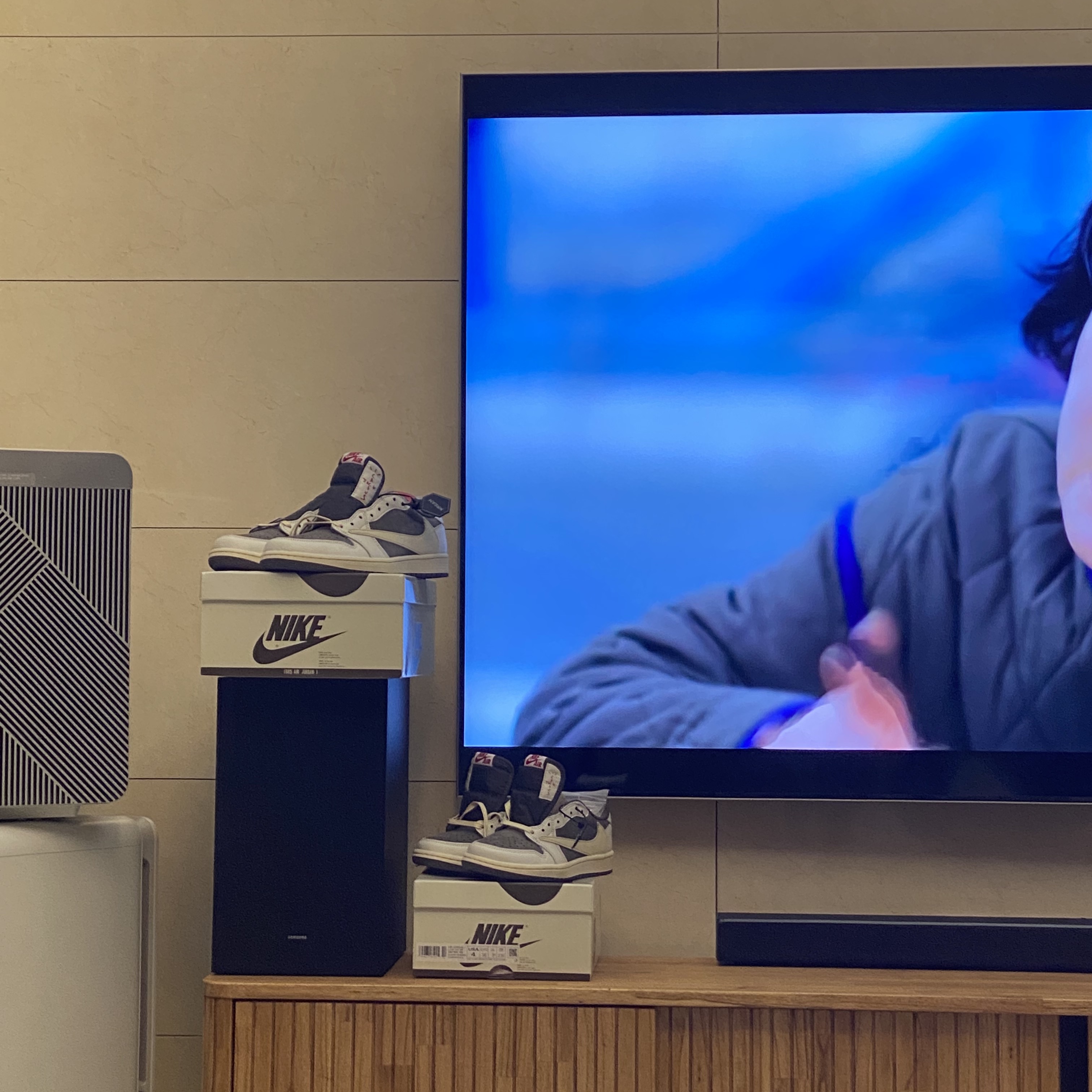 Jordan 1 x Travis Scott Retro Low OG SP Sail and Ridgerock 착용 스타일