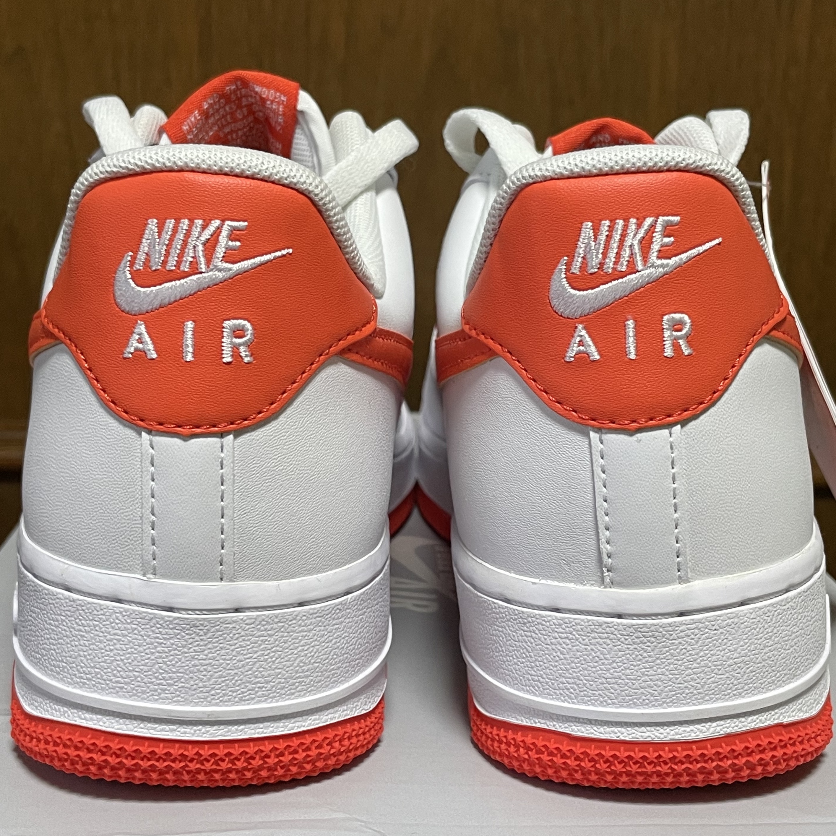Nike Air Force 1 '07 Low White Team Orange 착용 스타일 - 4