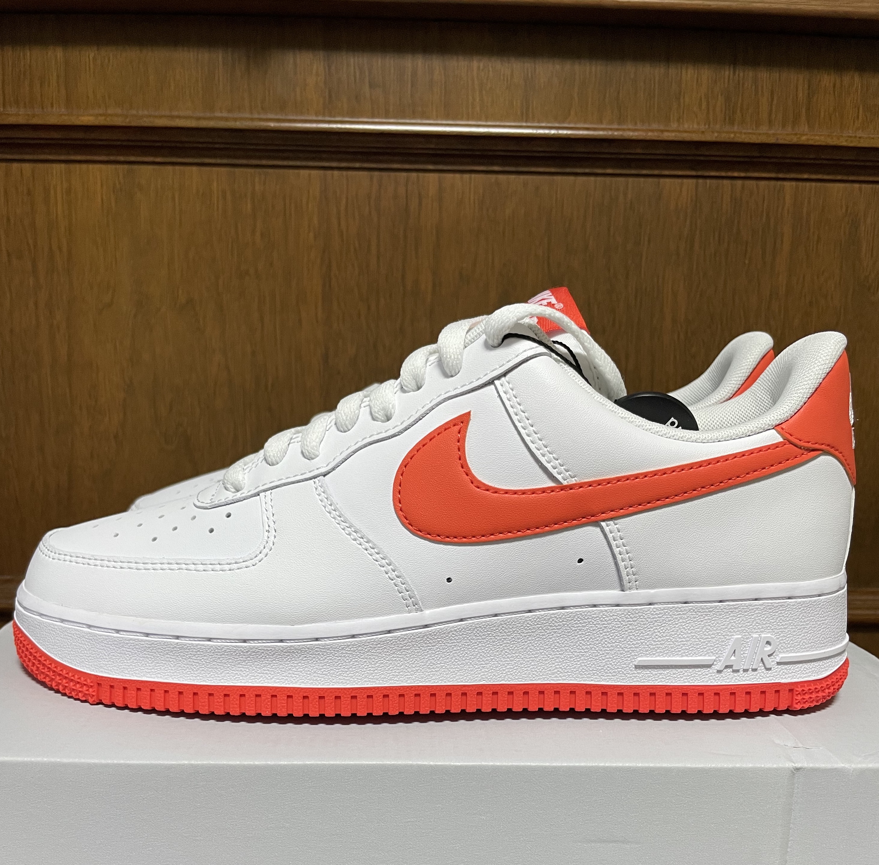 Nike Air Force 1 '07 Low White Team Orange 착용 스타일 - 1