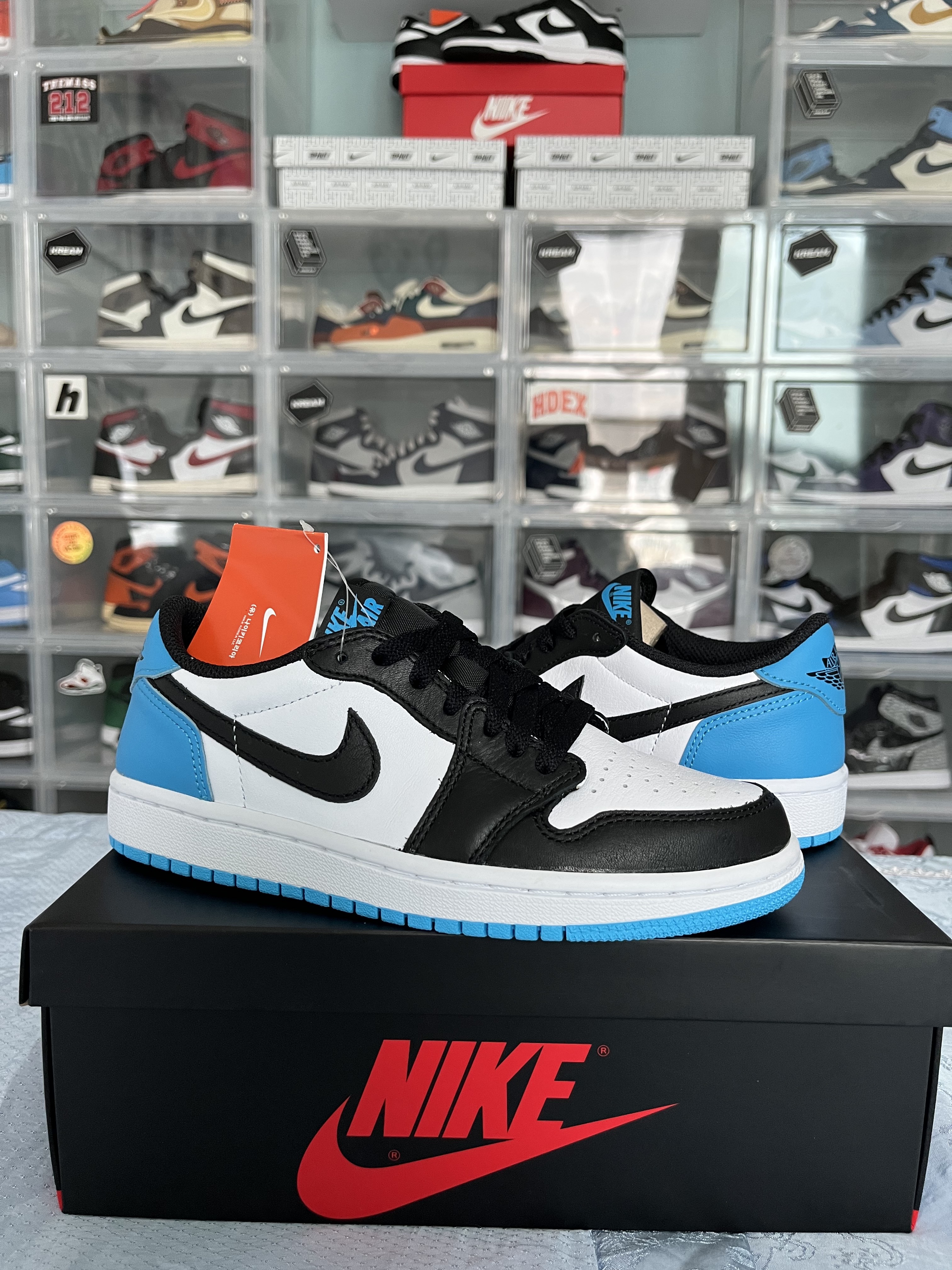 Jordan 1 Retro Low OG Black and Dark Powder Blue, (W) Jordan 1 Retro Low OG Black and Dark Powder Blue 착용 스타일 - 1